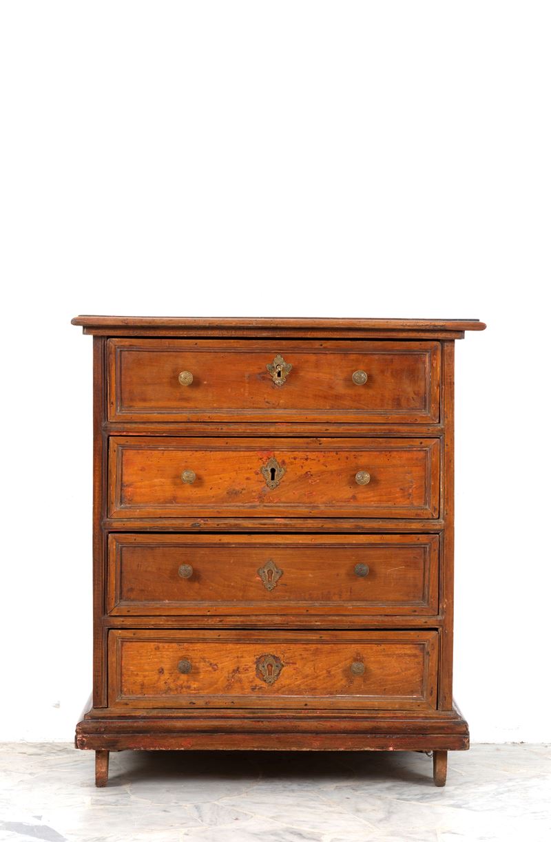 Comò in legno di noce, Piccolo comò a quattro cassetti (XVII secolo)