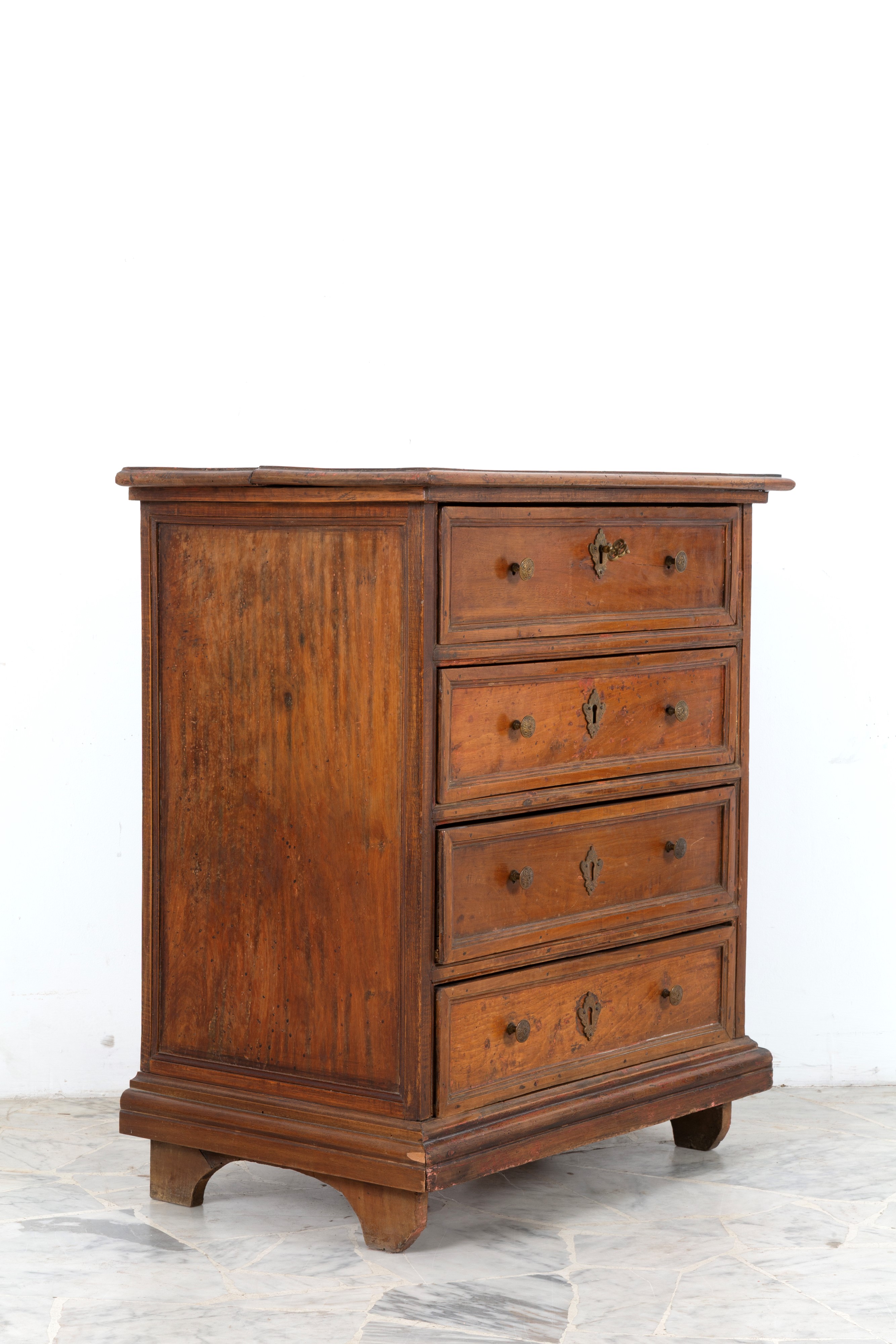 Comò in legno di noce, Piccolo comò a quattro cassetti (XVII secolo)