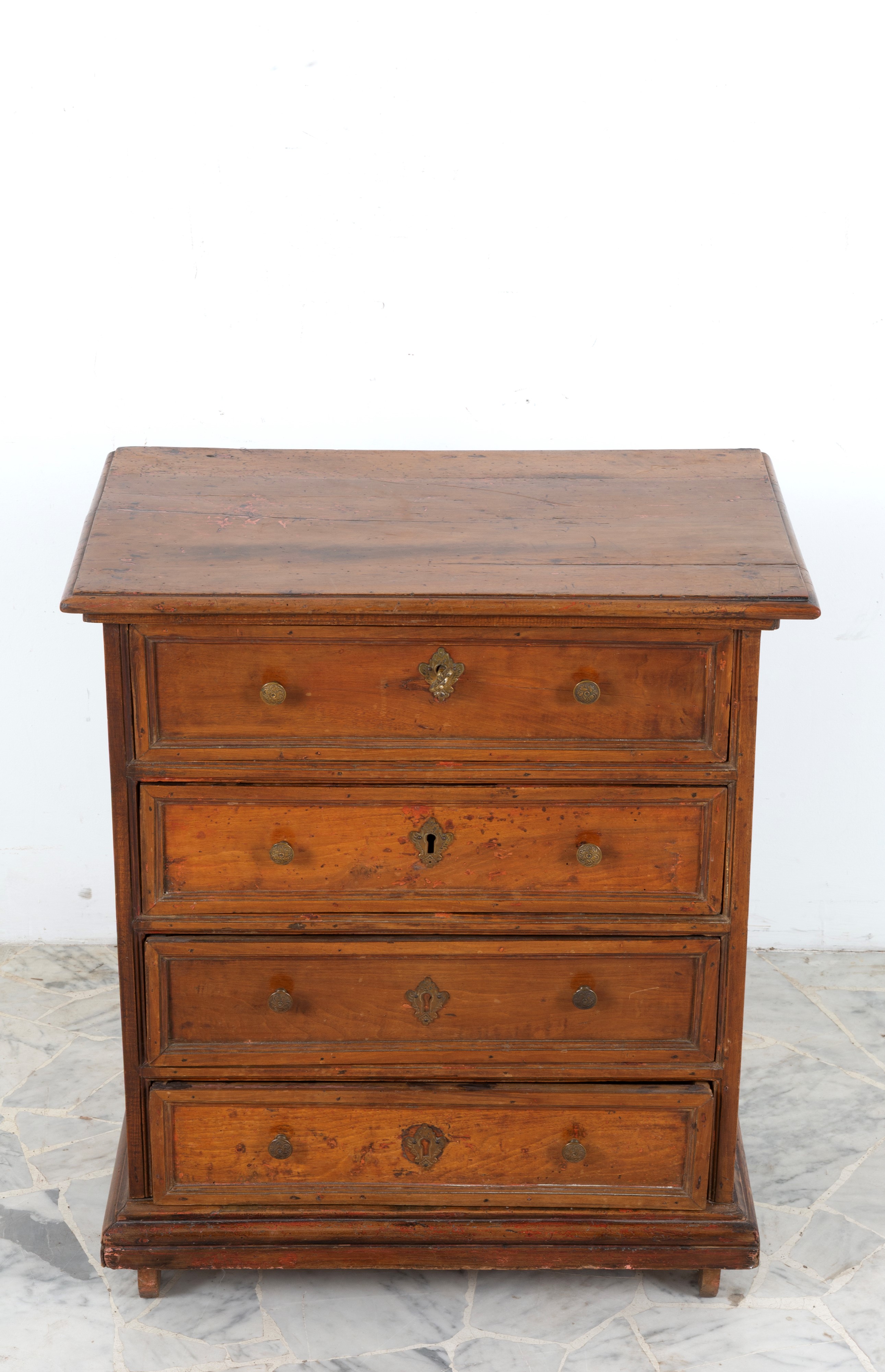 Comò in legno di noce, Piccolo comò a quattro cassetti (XVII secolo)