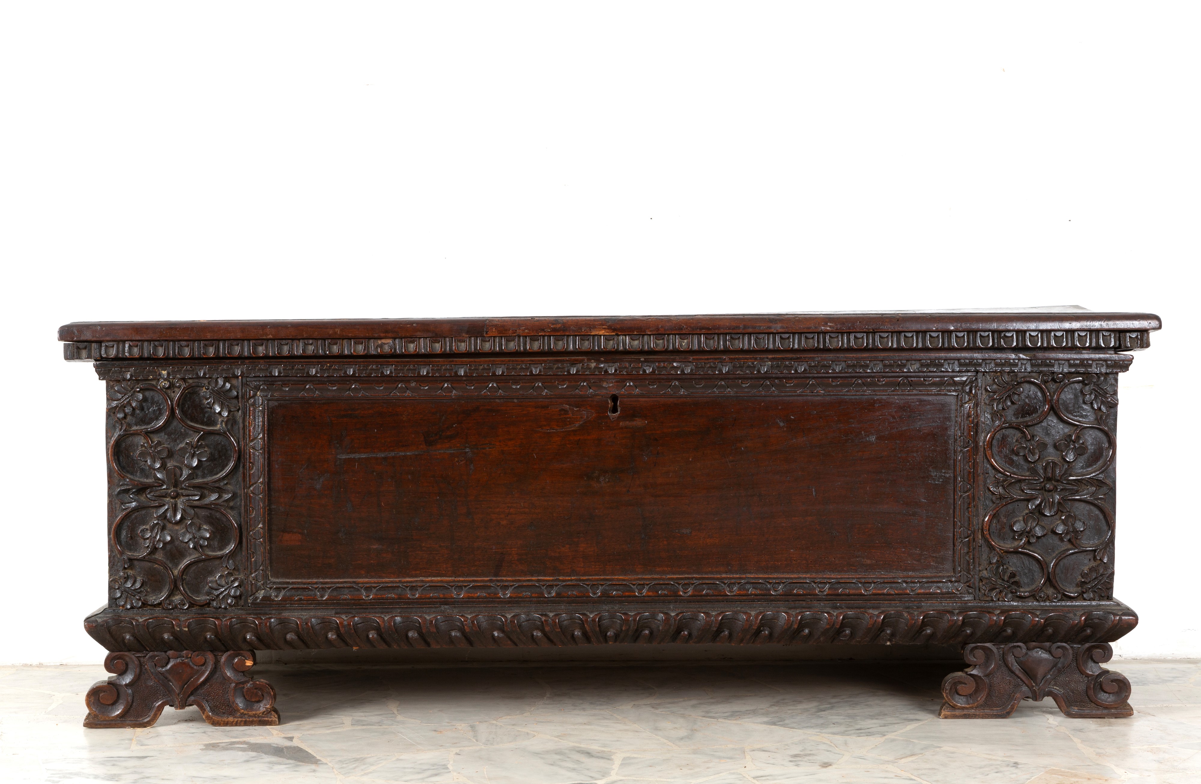 Cassapanca, legno di noce scolpito, motivi floreali, XVII secolo