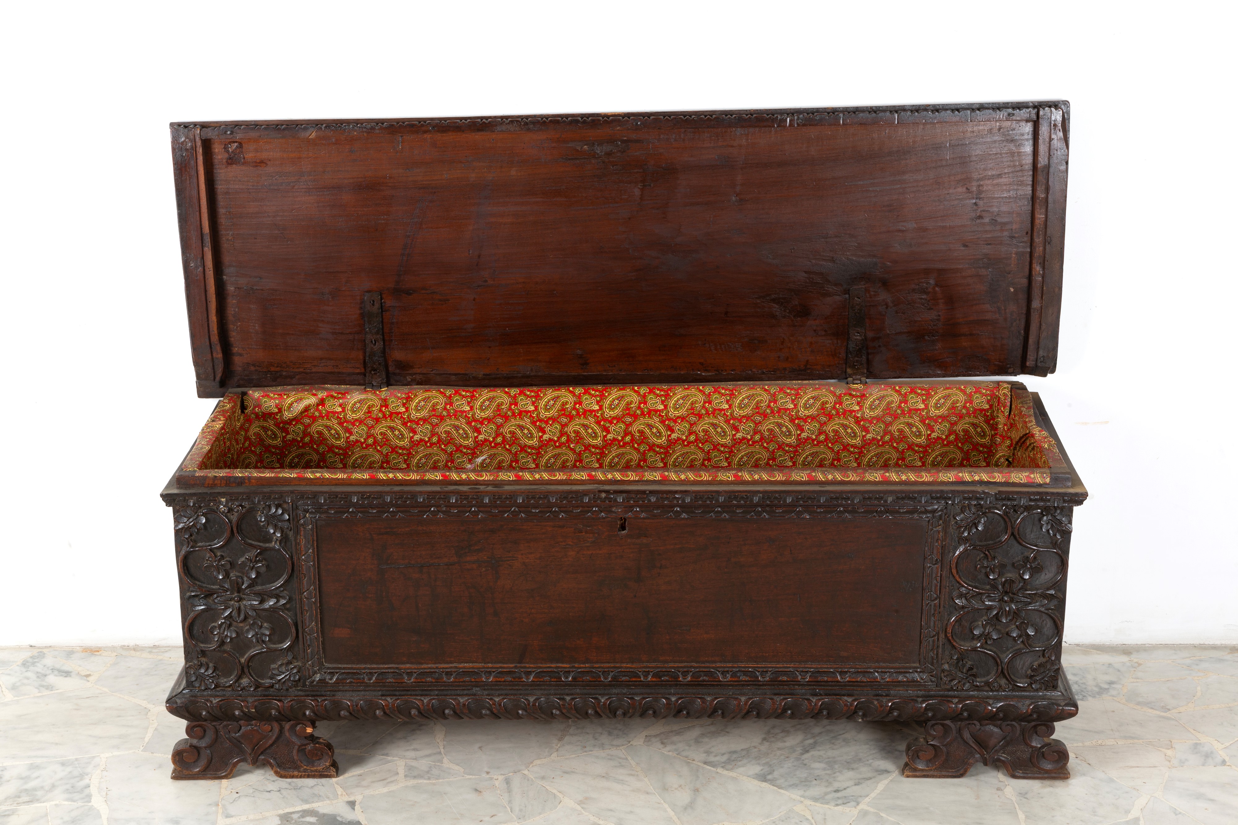 Cassapanca, legno di noce scolpito, motivi floreali, XVII secolo