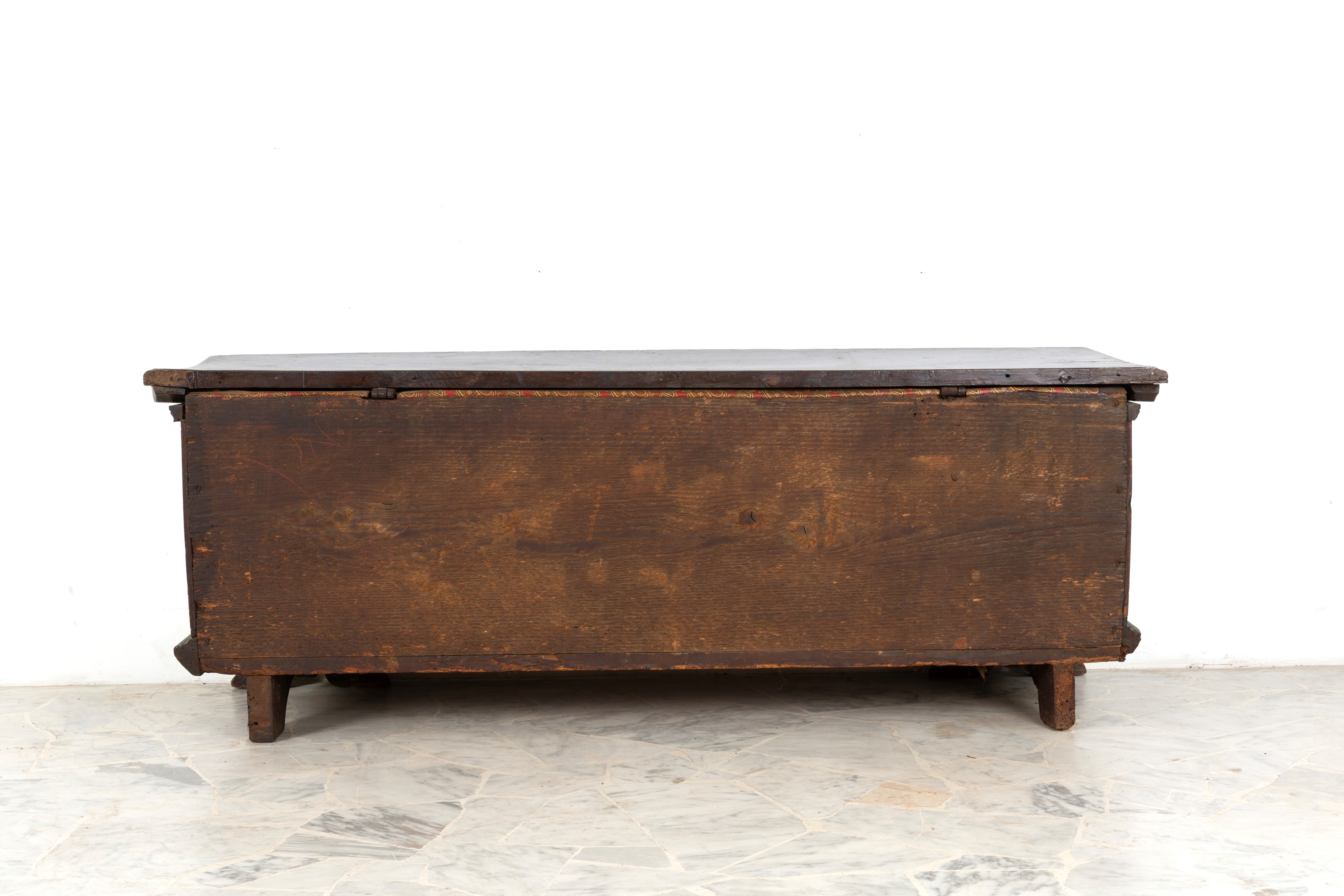 Cassapanca, legno di noce scolpito, motivi floreali, XVII secolo