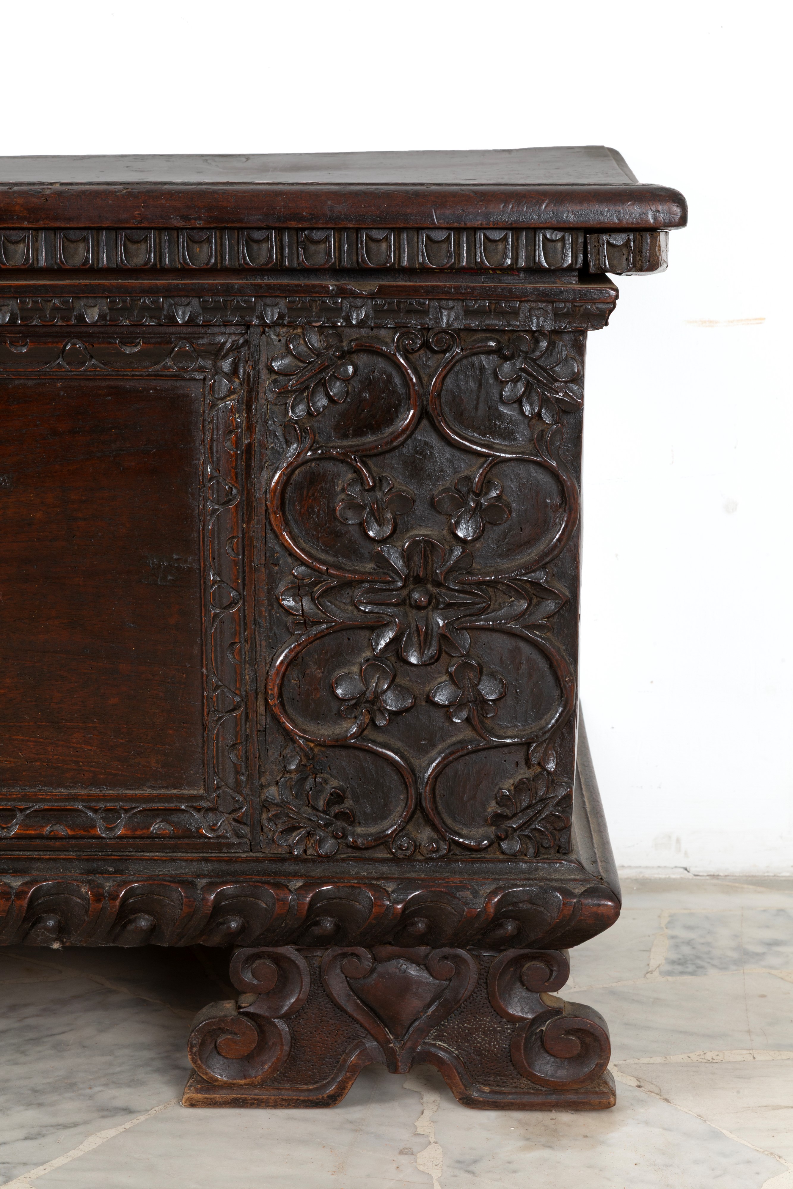 Cassapanca, legno di noce scolpito, motivi floreali, XVII secolo