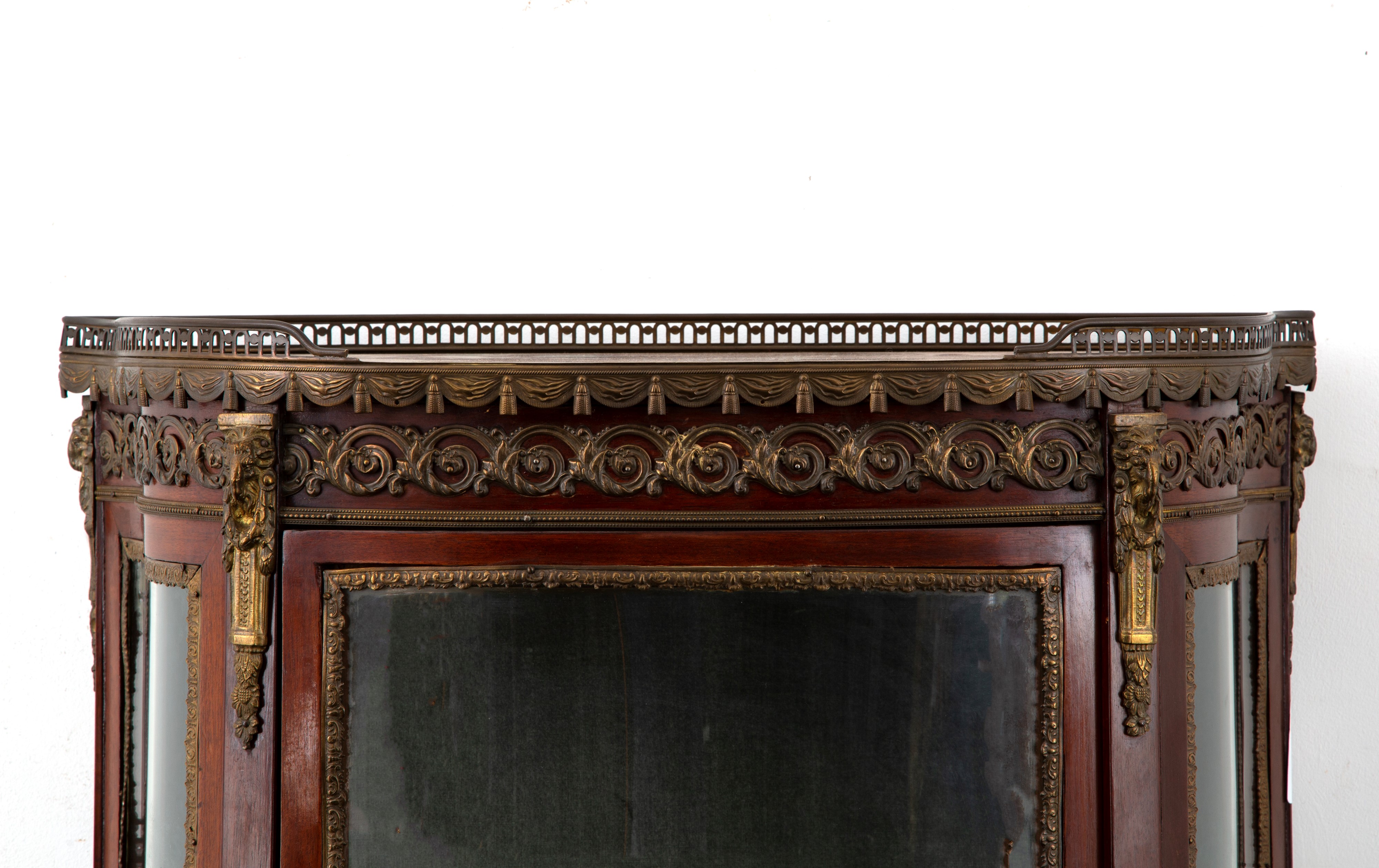 Vetrinetta in mogano con applicazioni in bronzo dorato e piano in marmo (Napoleone III)
