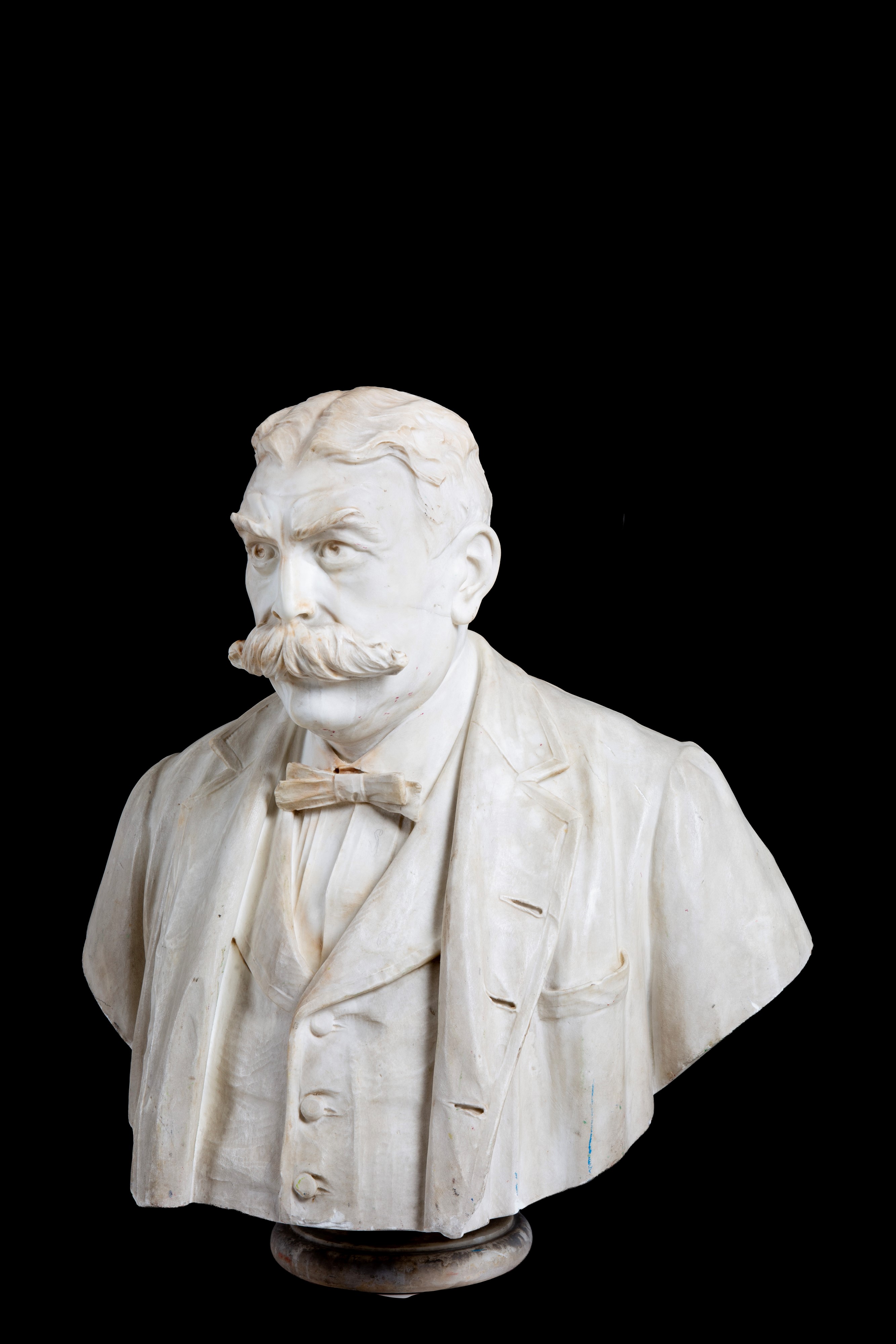 Scultura, Nobiluomo, in marmo bianco di Carrara (fine  XIX - inizi XX secolo)