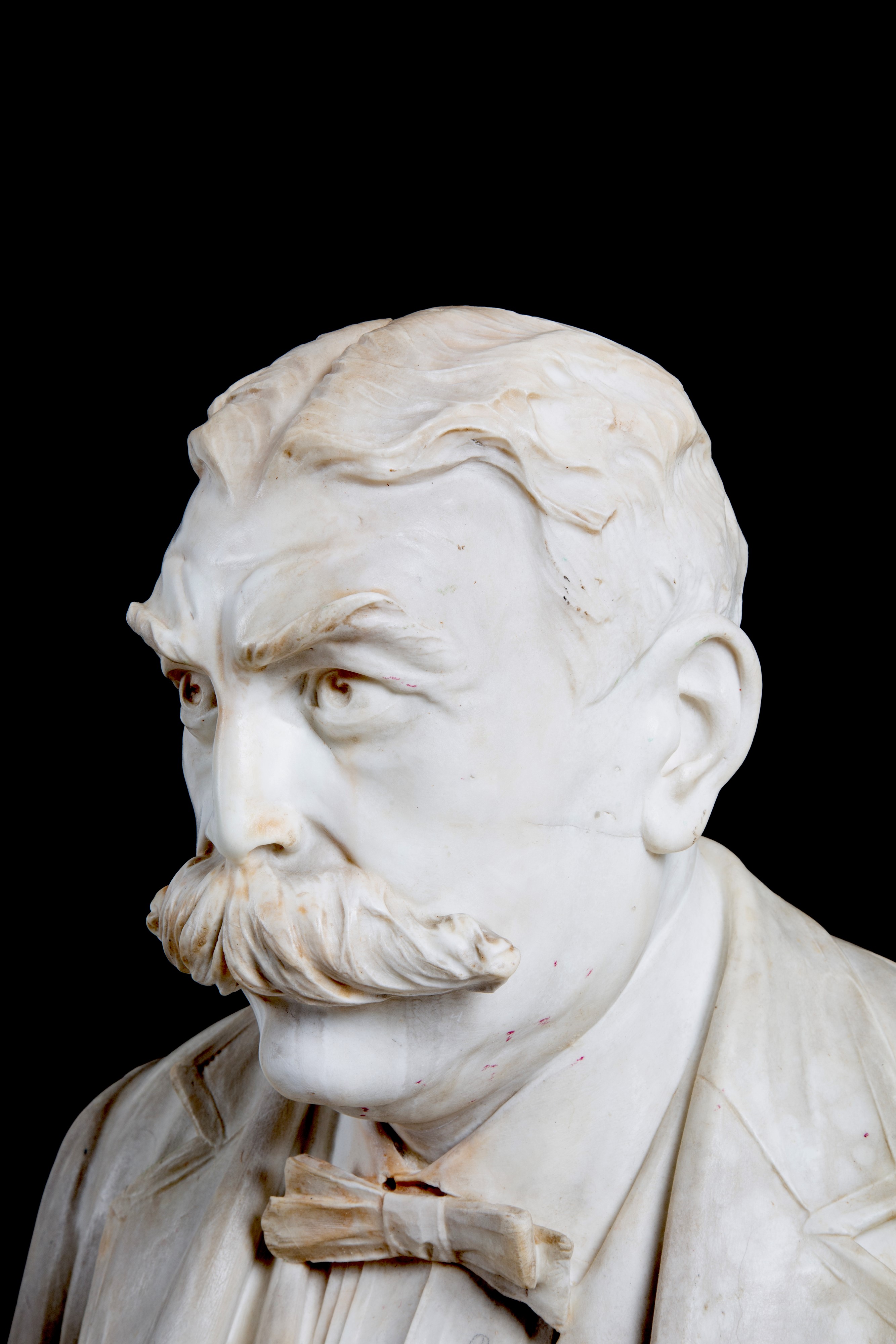 Scultura, Nobiluomo, in marmo bianco di Carrara (fine  XIX - inizi XX secolo)