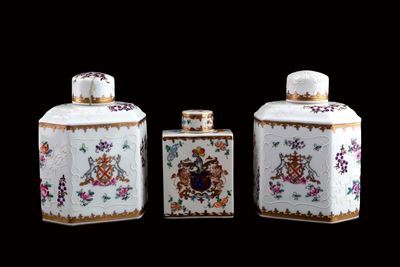 Set di tre boccette, porcellana bianca con finiture in oro e motivi floreali e stemmi araldici