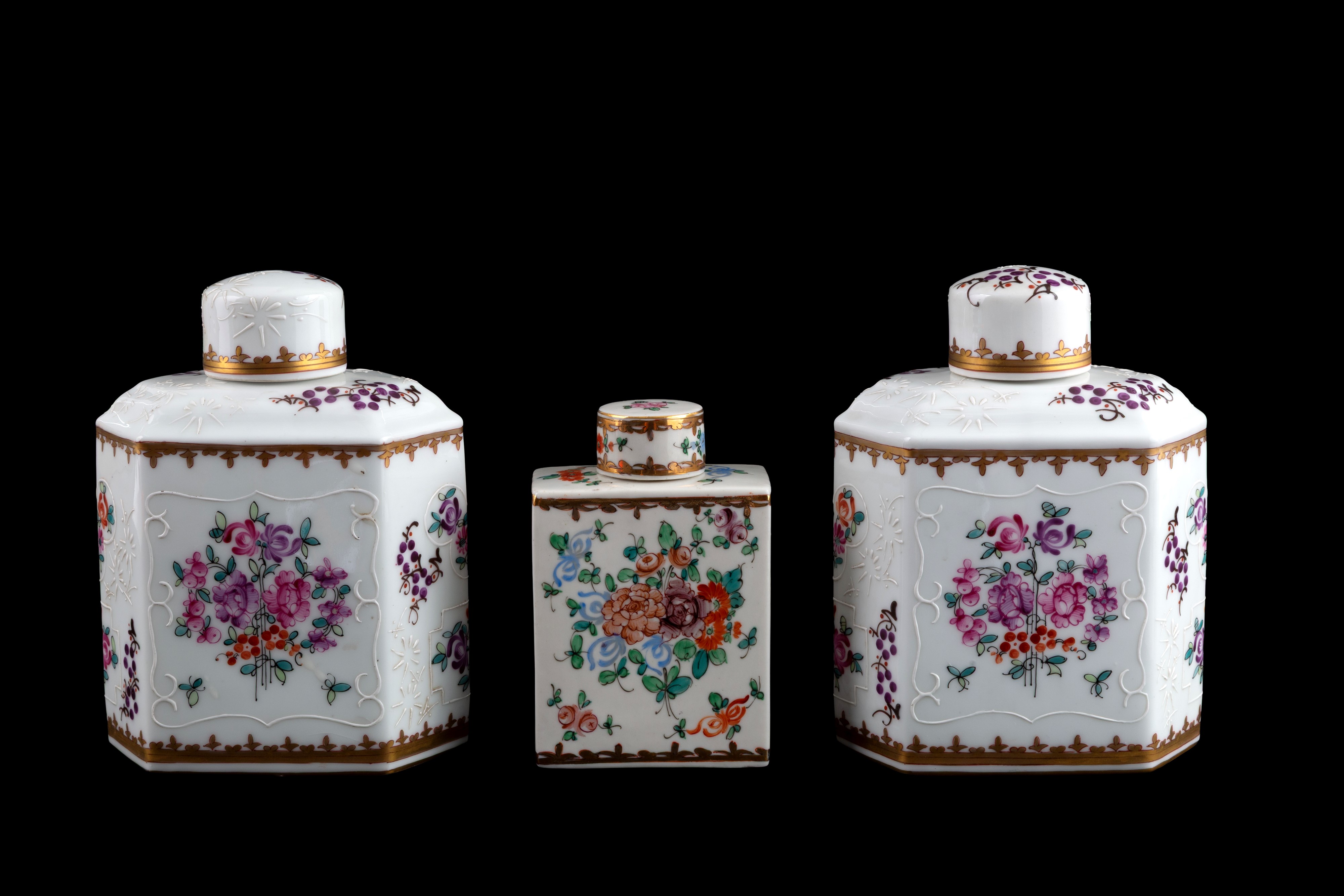 Set di tre boccette, porcellana bianca con finiture in oro e motivi floreali e stemmi araldici