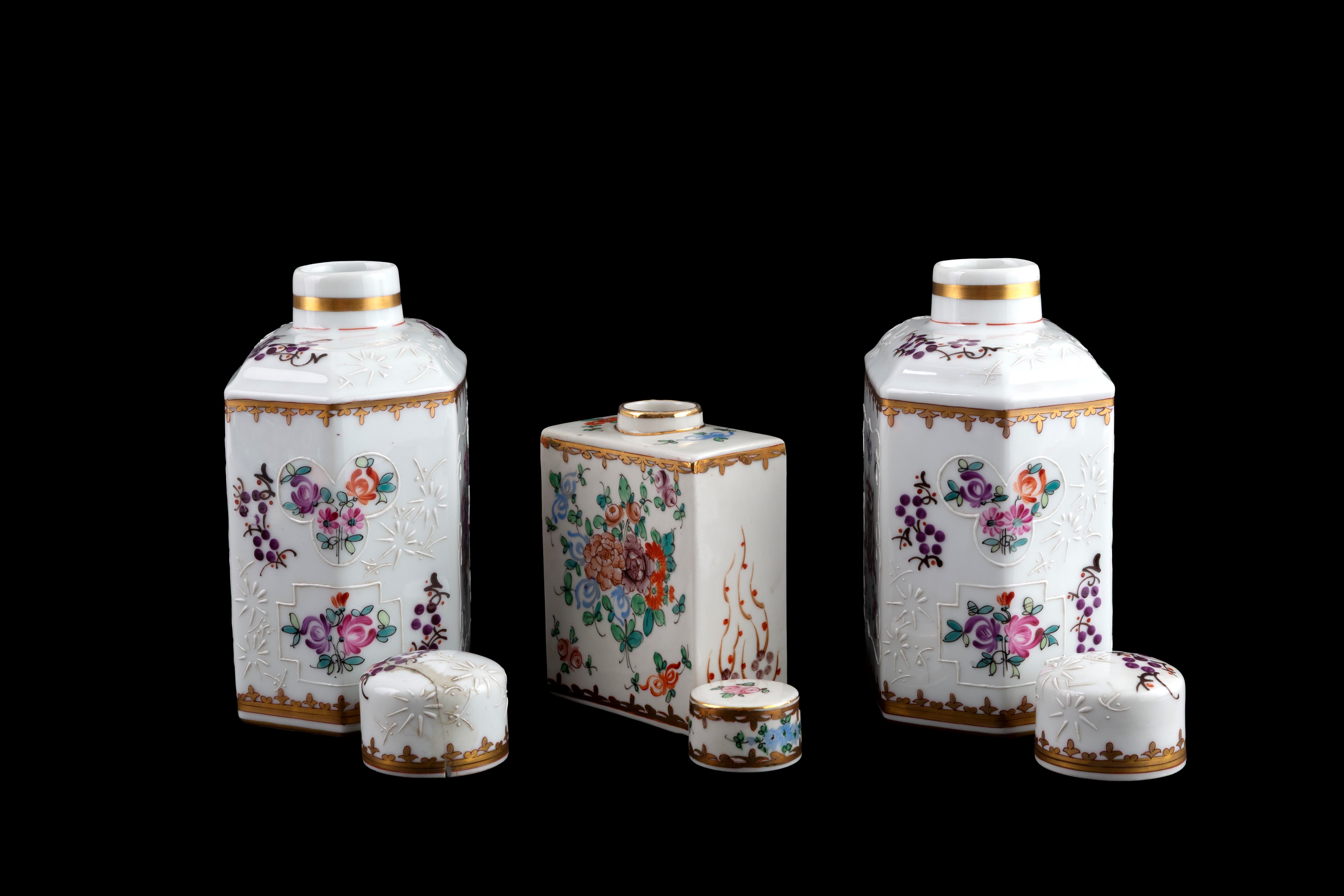 Set di tre boccette, porcellana bianca con finiture in oro e motivi floreali e stemmi araldici