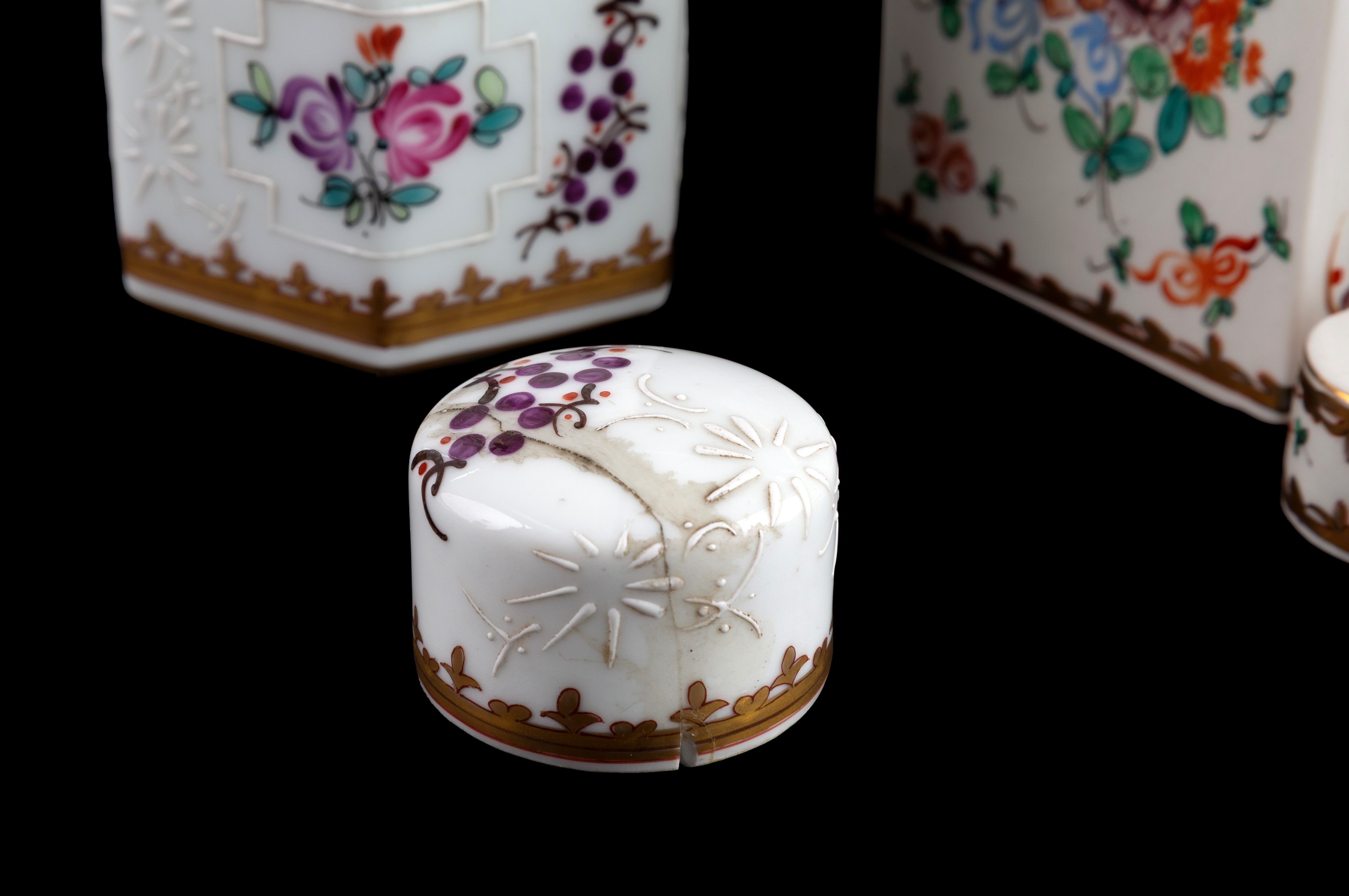 Set di tre boccette, porcellana bianca con finiture in oro e motivi floreali e stemmi araldici