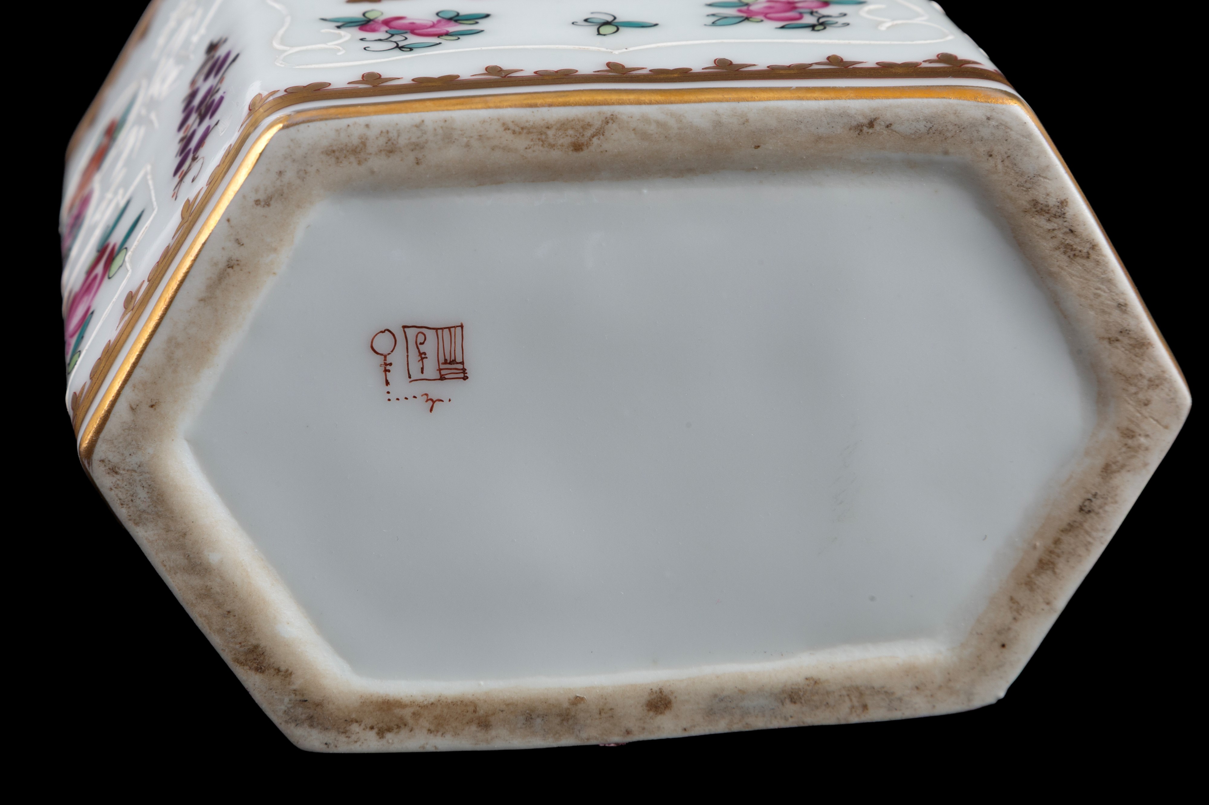 Set di tre boccette, porcellana bianca con finiture in oro e motivi floreali e stemmi araldici