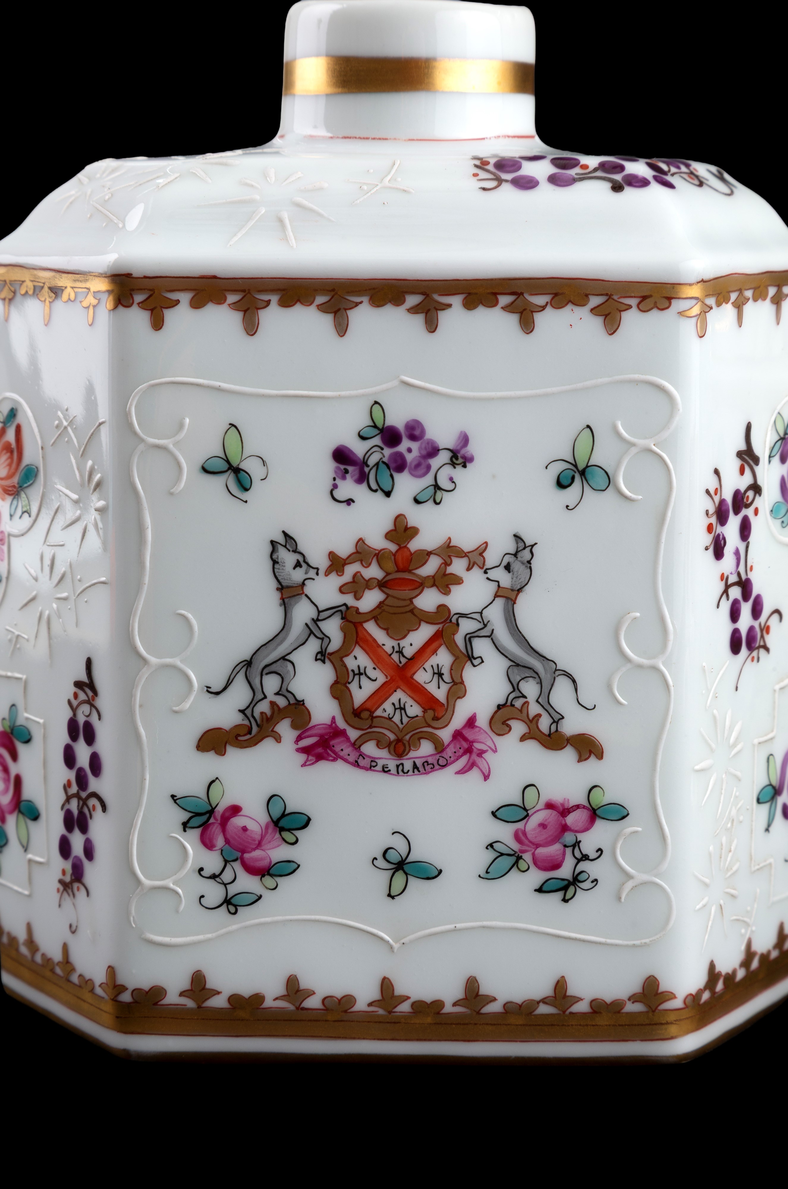 Set di tre boccette, porcellana bianca con finiture in oro e motivi floreali e stemmi araldici