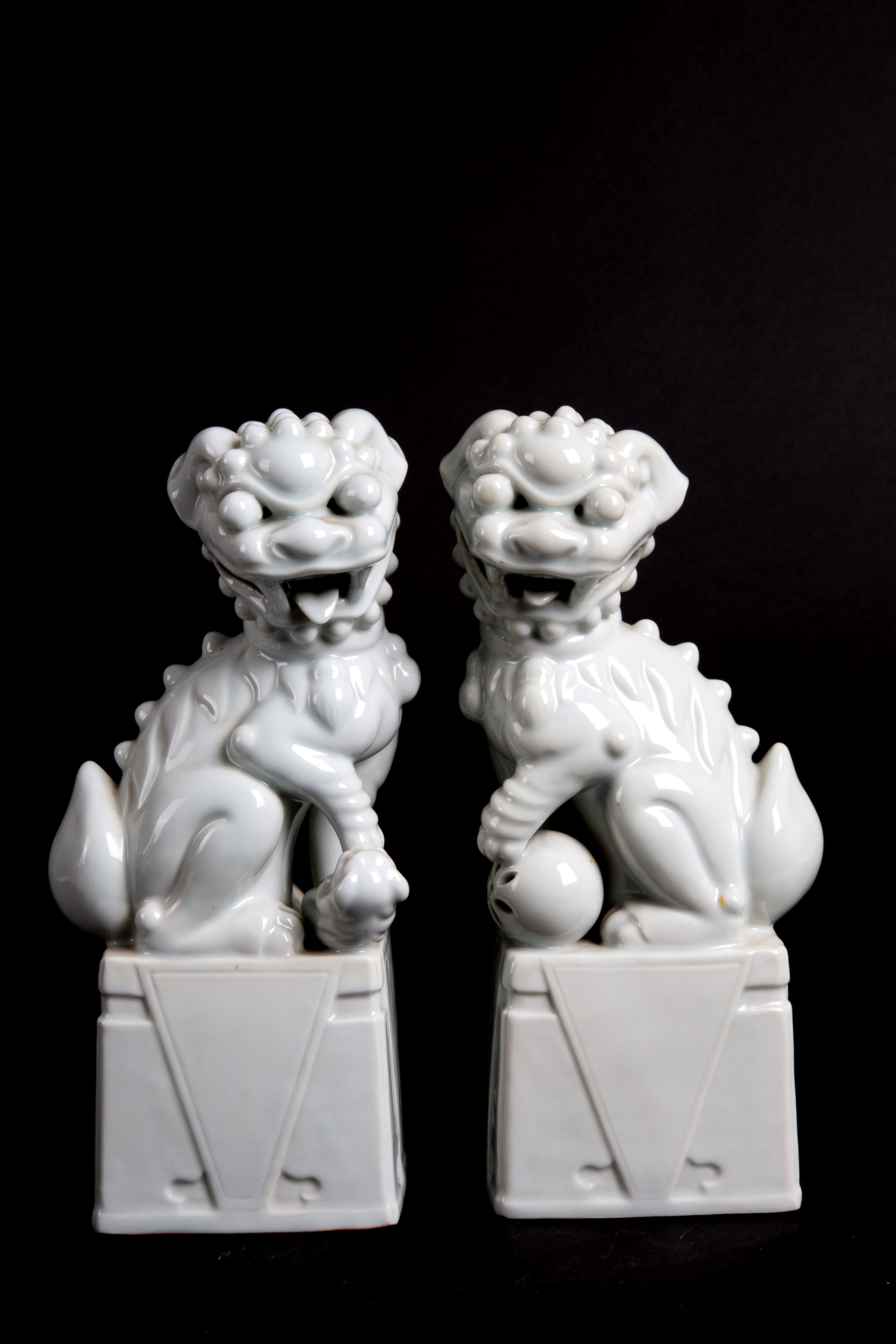 Sculture in porcellana celadon raffiguranti “Cani di Fo” e “Geishe” (insieme di quattro pezzi)