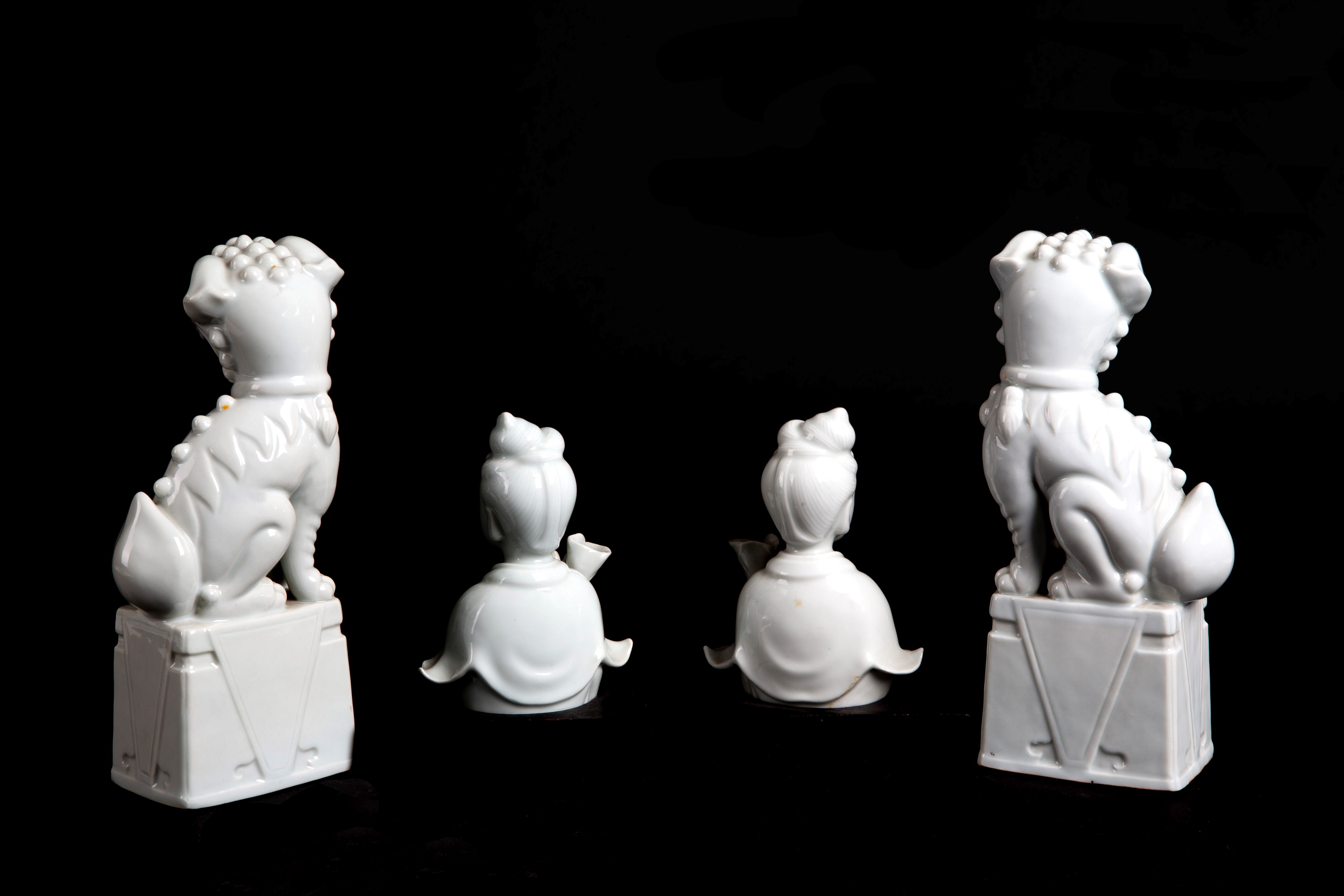 Sculture in porcellana celadon raffiguranti “Cani di Fo” e “Geishe” (insieme di quattro pezzi)