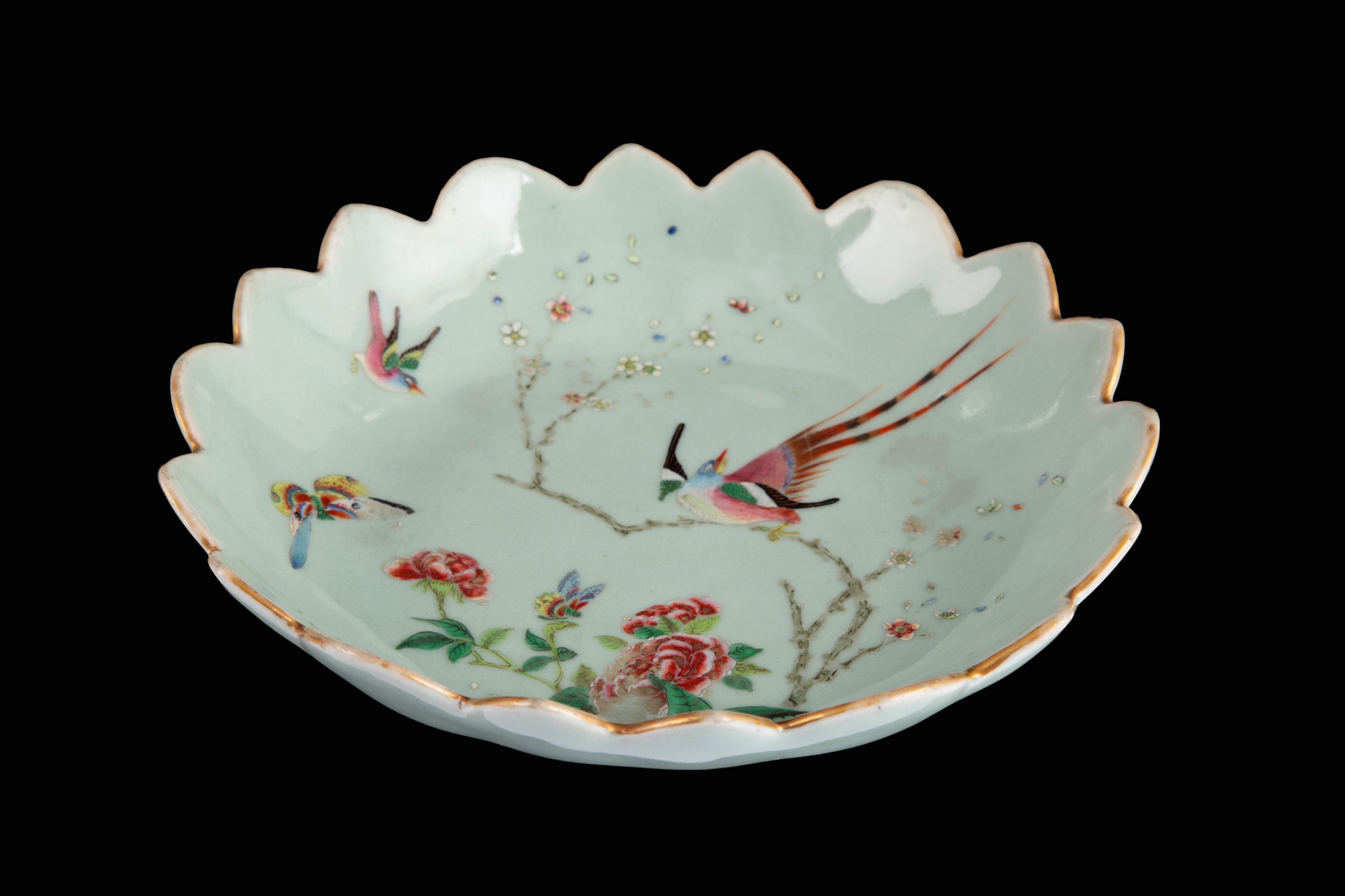 Cina, Ciotola in porcellana celadon “Famiglia Rosa”, bordo a petali (XIX secolo), diam. ca. 23 cm