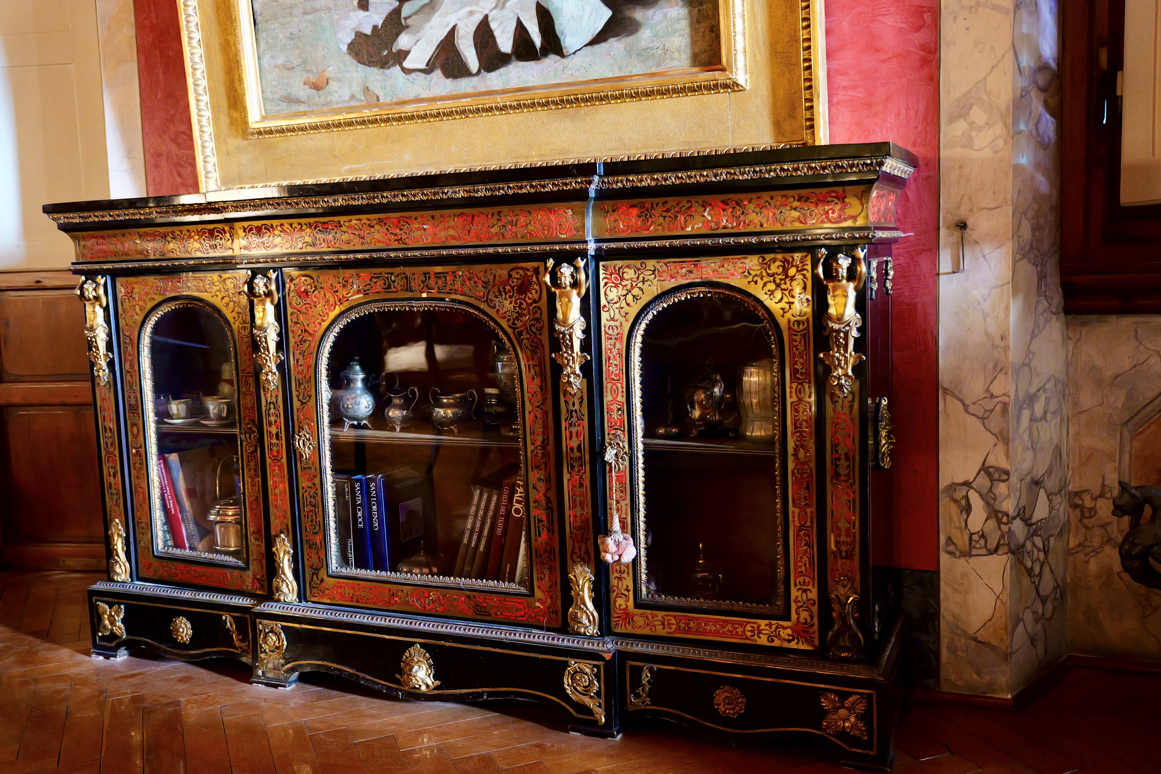 Credenza tipo Boulle, a tre ante, fine XIX-inizi XX secolo