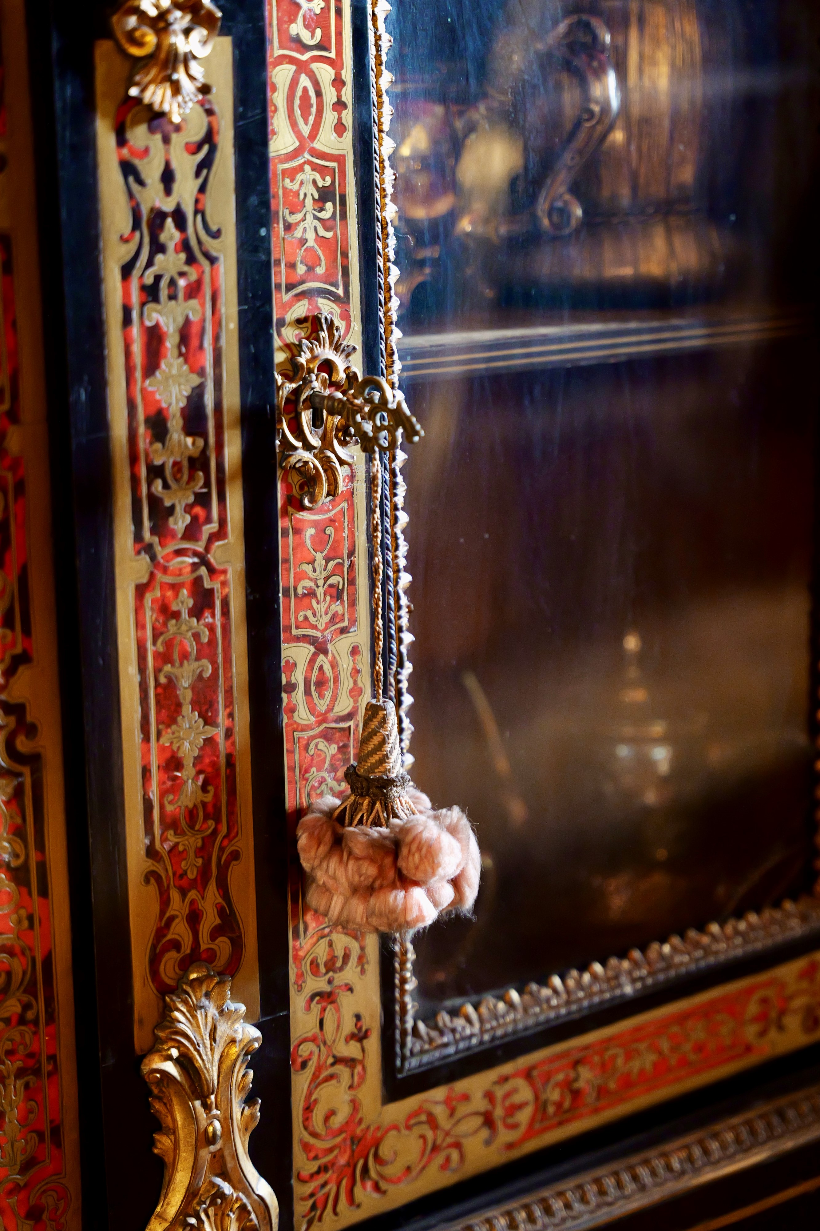 Credenza tipo Boulle, a tre ante, fine XIX-inizi XX secolo
