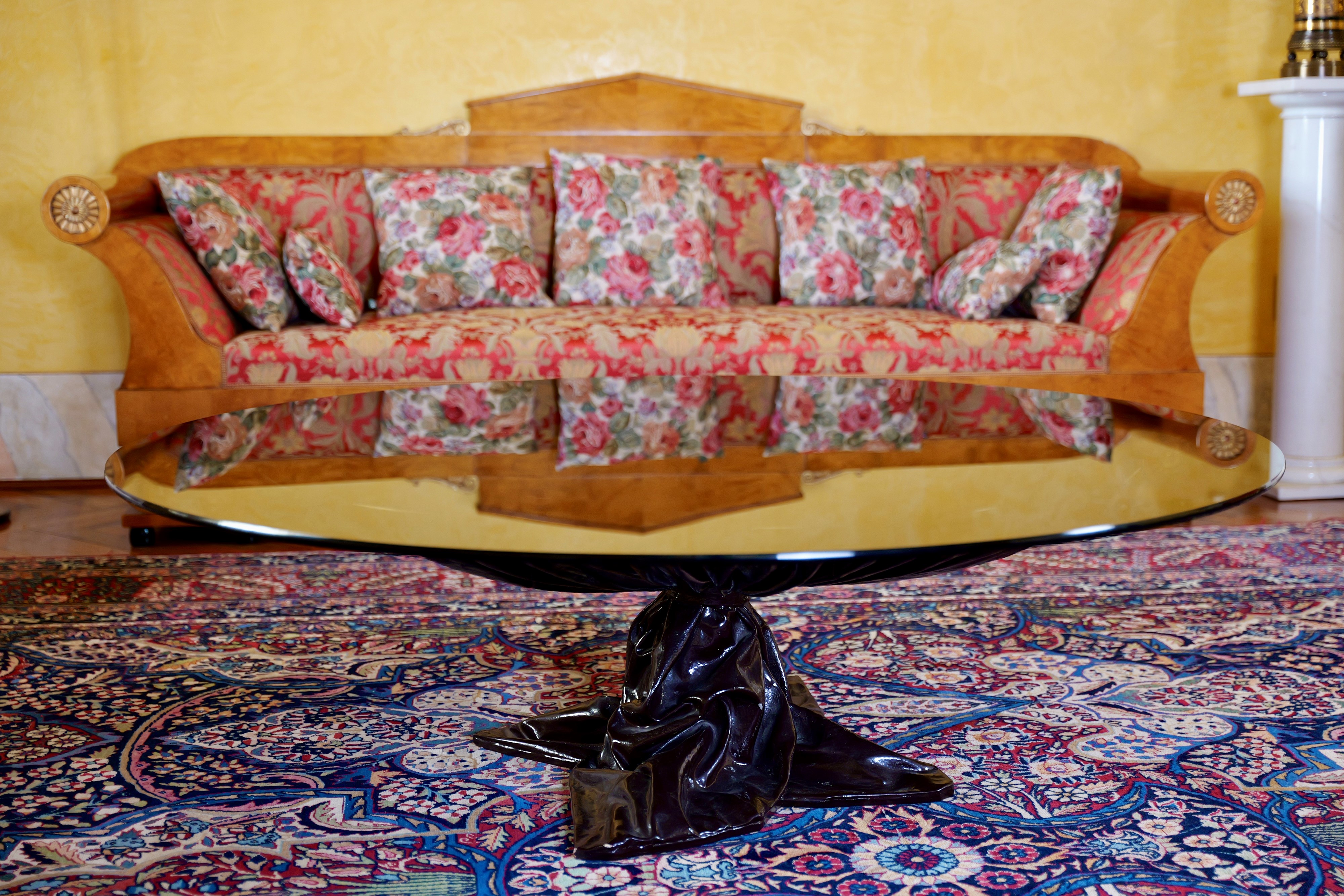 Marzio Cecchi - Tavolino nero in resina (anni '60), diametro 120 cm ca.