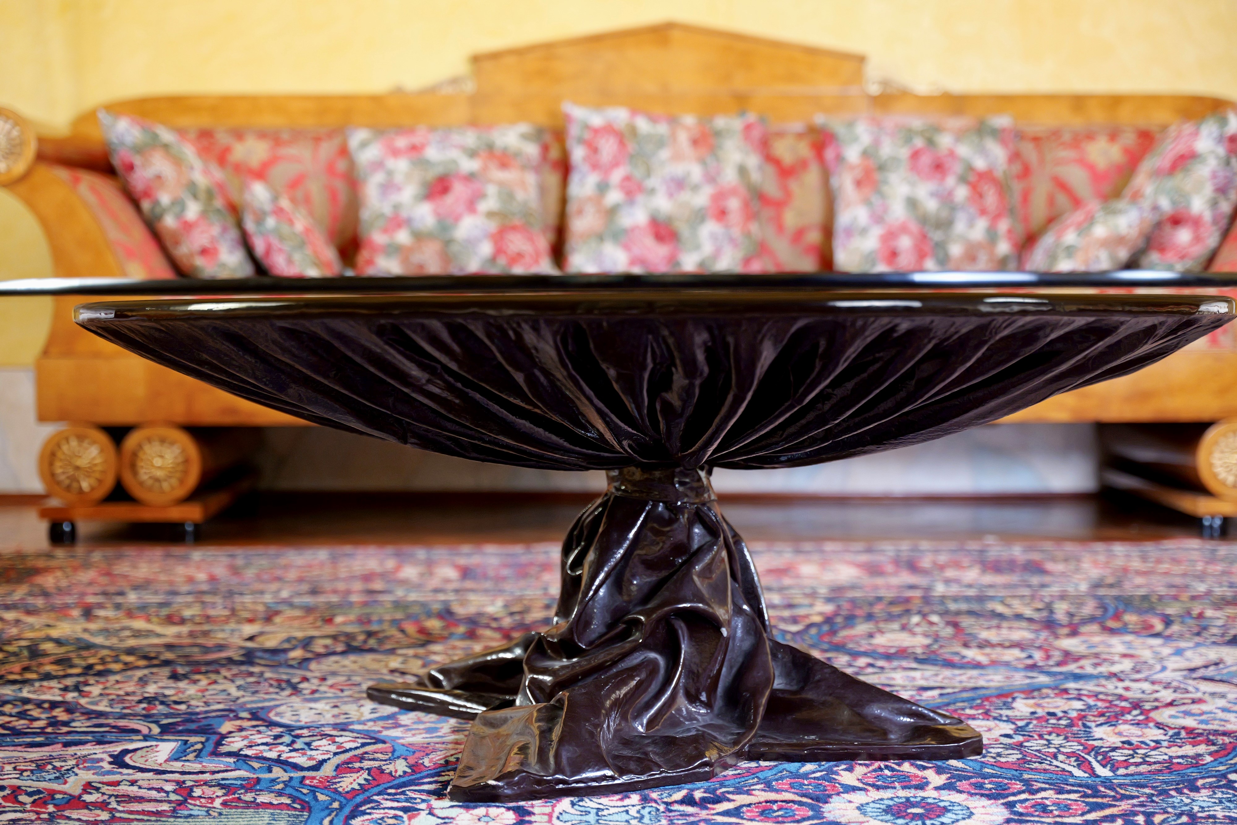 Marzio Cecchi - Tavolino nero in resina (anni '60), diametro 120 cm ca.