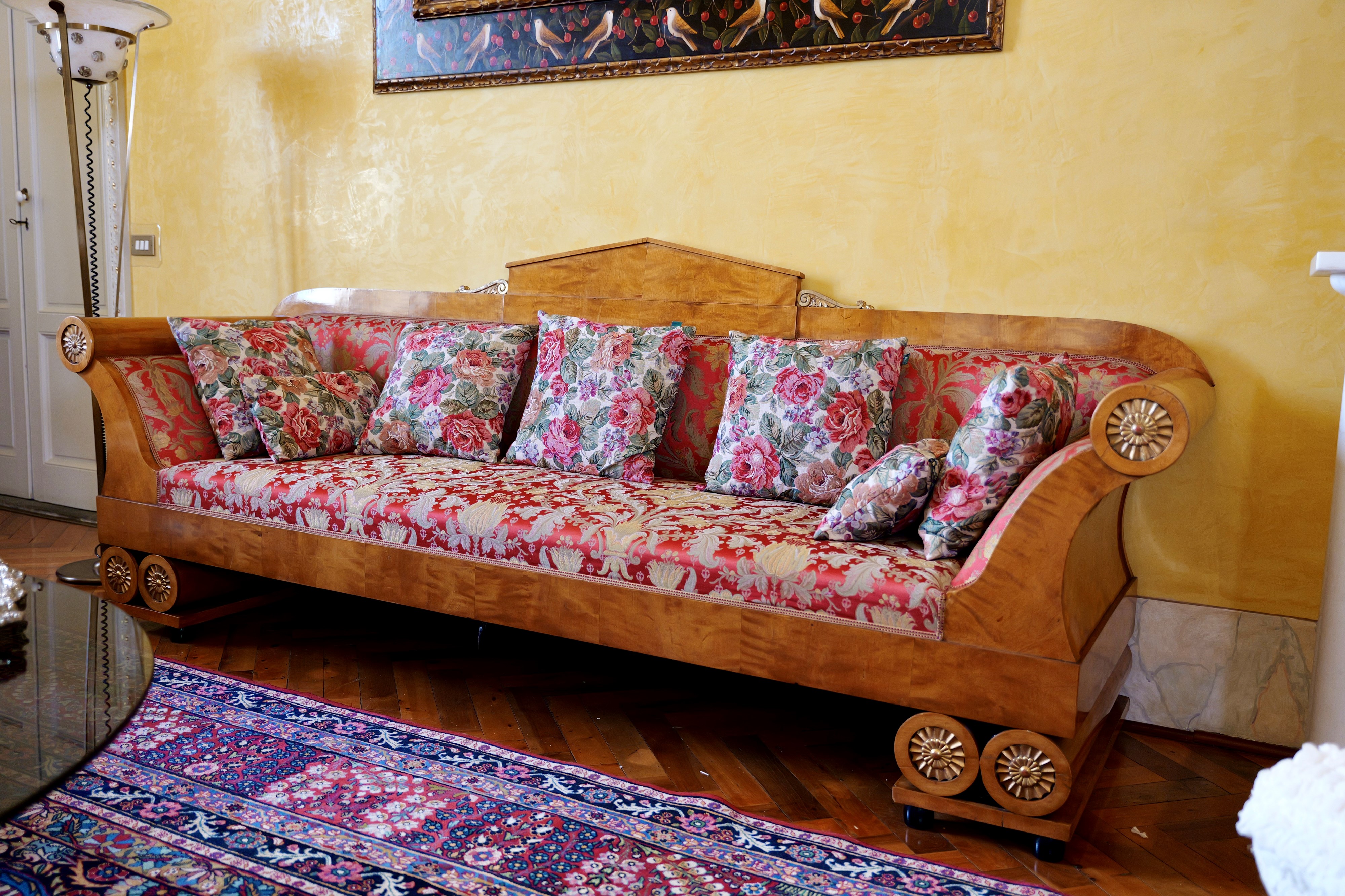 Divano in legno chiaro, modello Biedermeier (Europa dell’Est), circa dimensioni 80x275x75 cm