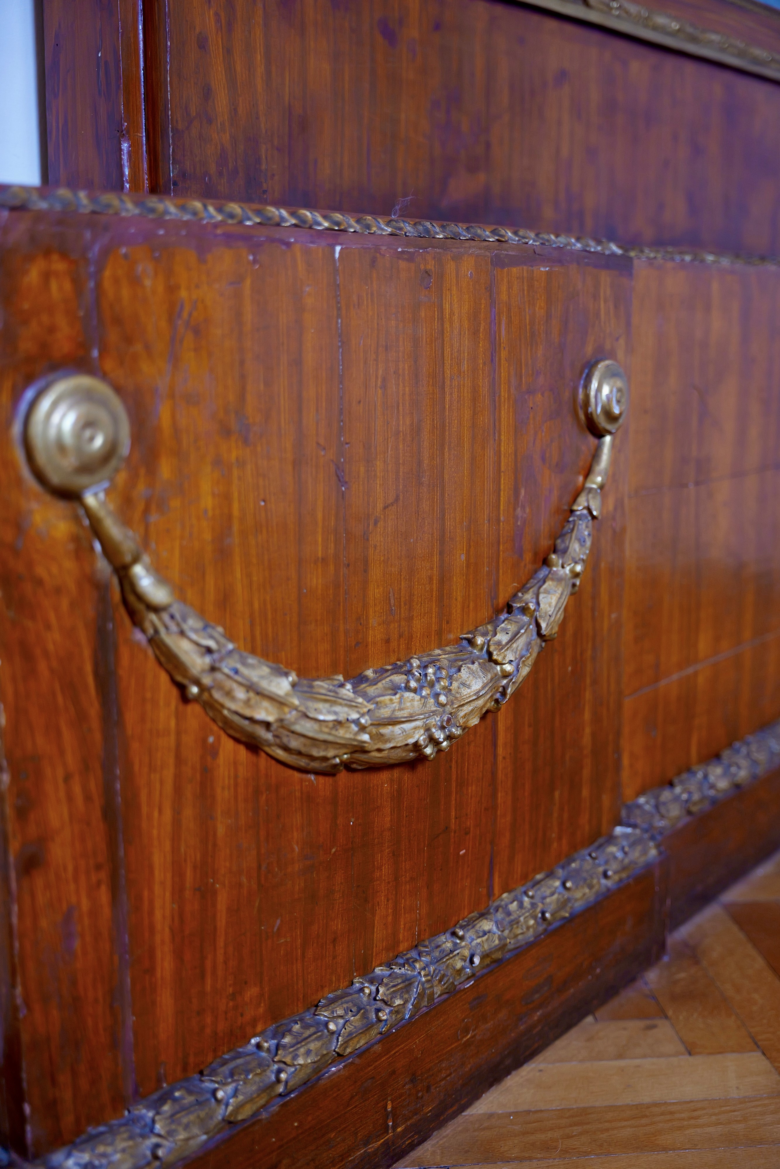 Specchiera grande, legno lastronato ebanizzato e dorato, stile Impero