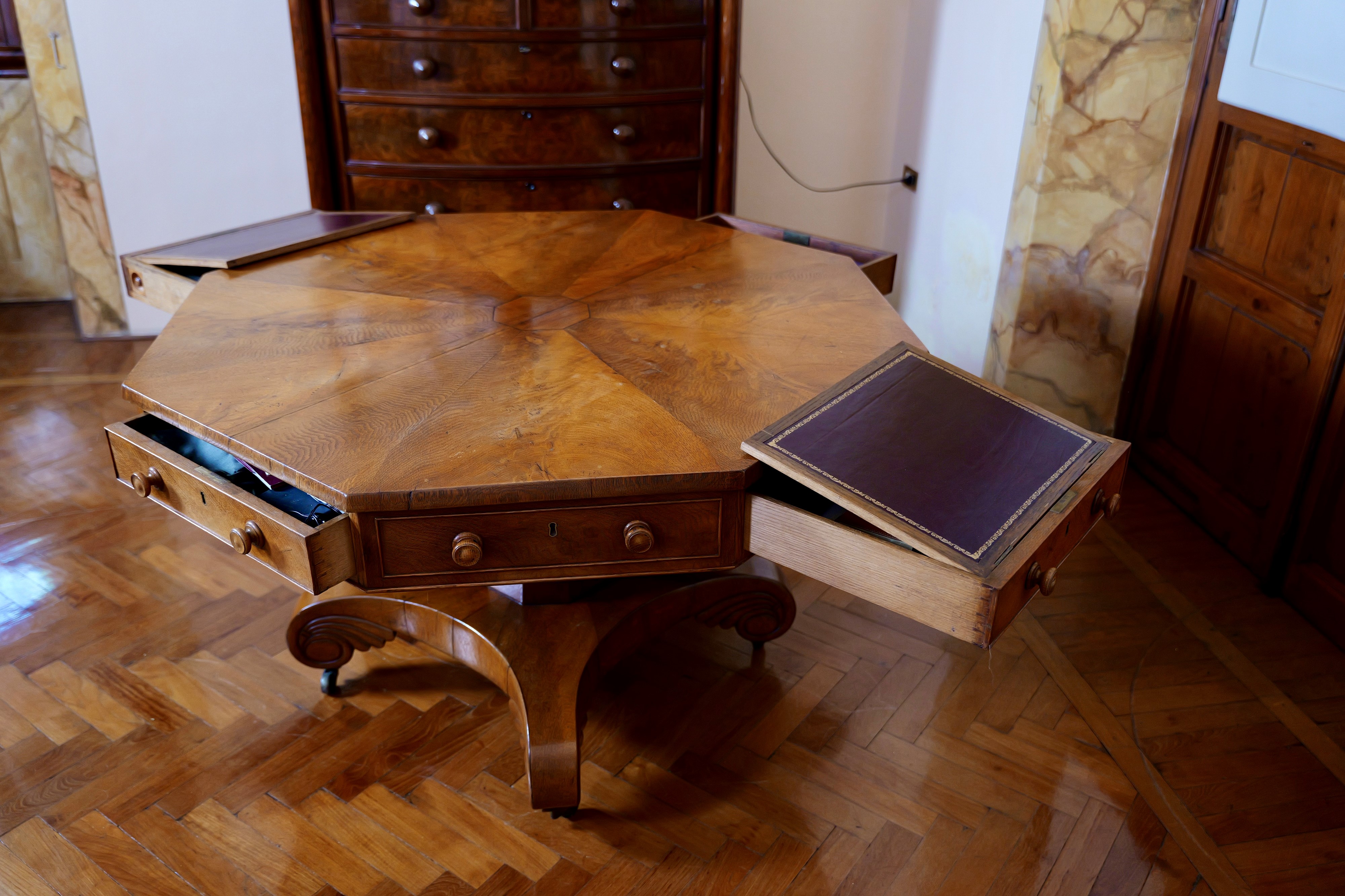 XIX secolo, Tavolo da lettura ottagonale con piano estraibile