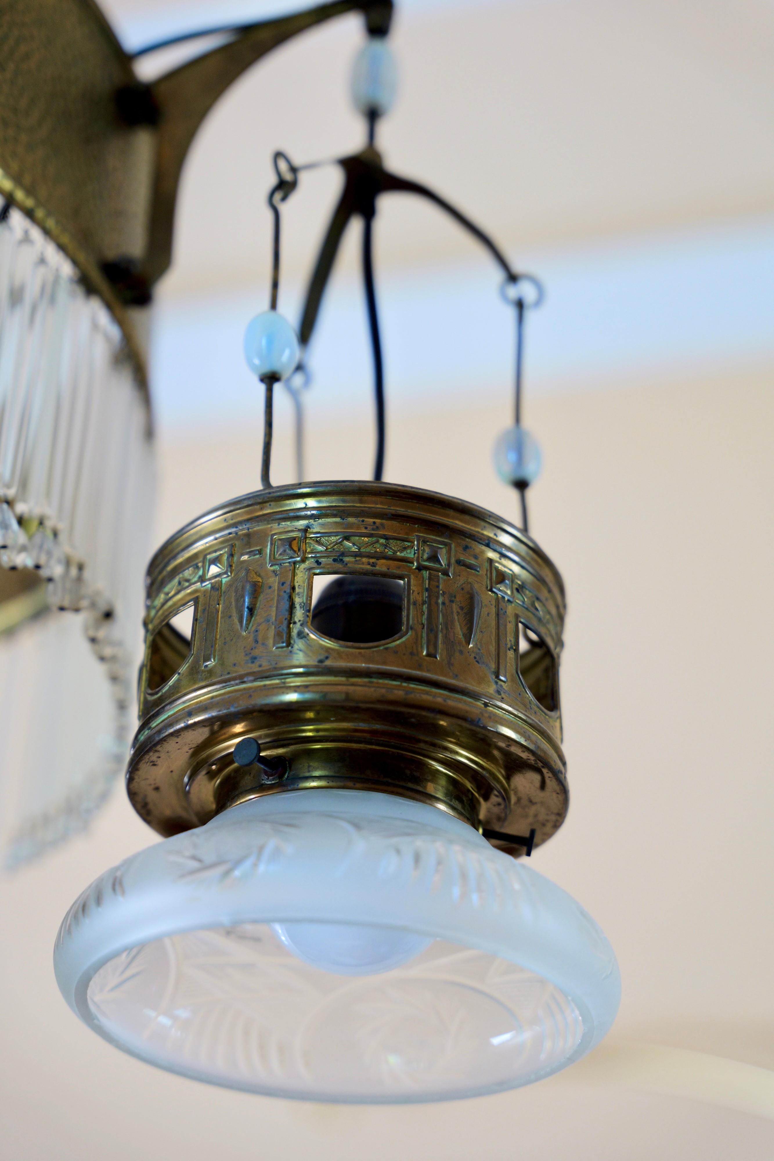 Lampadario Liberty, ottone sbalzato e vetro