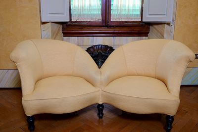 Divanetto da conversazione imbottito con vano portaoggetti in legno, XIX secolo