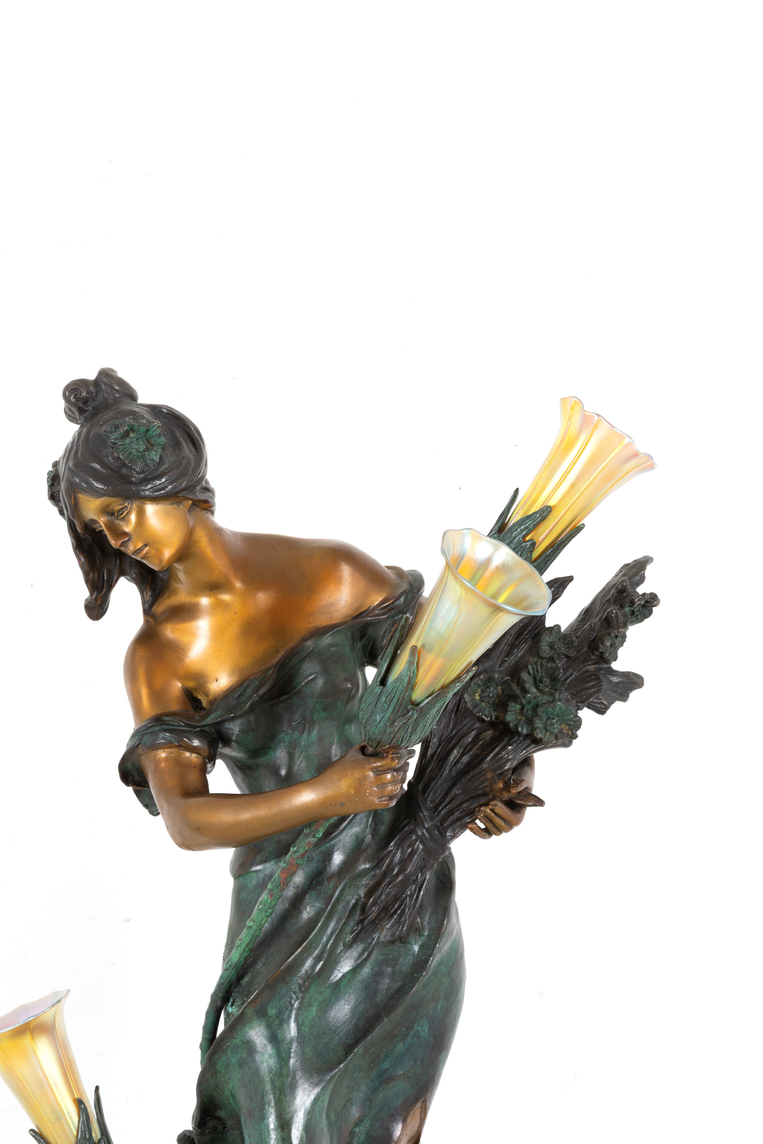 Auguste Moreau - Lampada-scultura a tre luci in bronzo patinato e vetro iridescente su base in ma...
