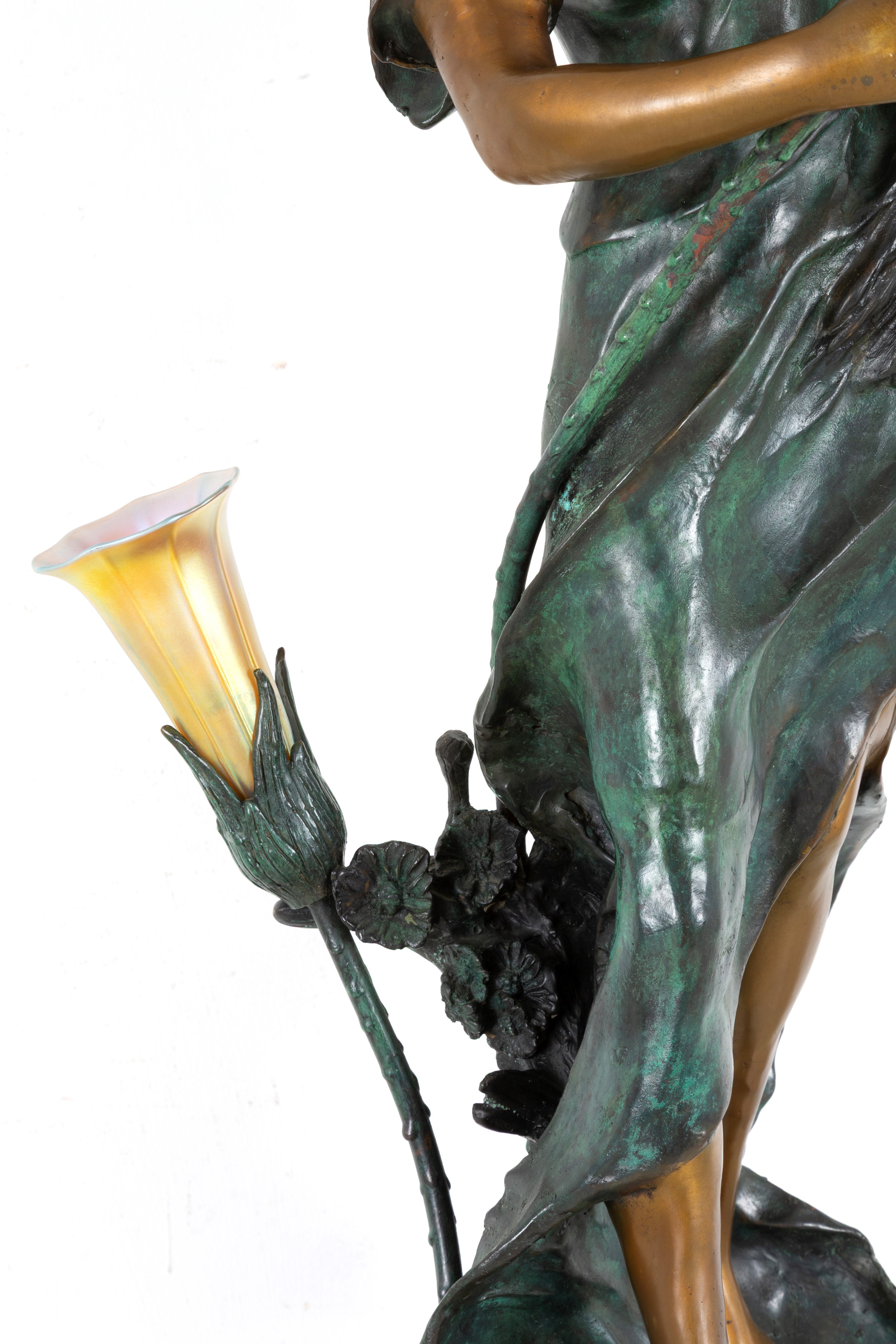 Auguste Moreau - Lampada-scultura a tre luci in bronzo patinato e vetro iridescente su base in ma...