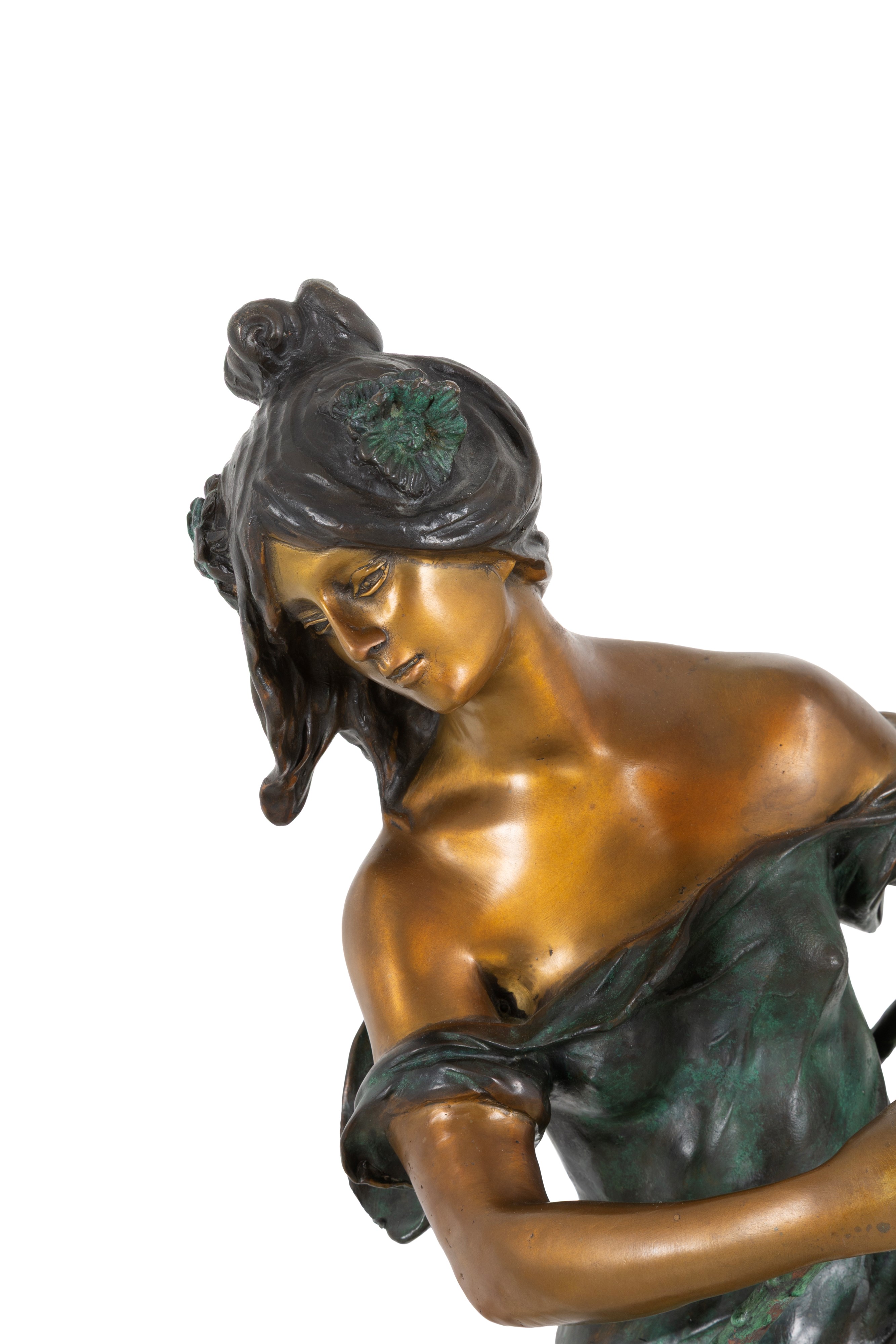Auguste Moreau - Lampada-scultura a tre luci in bronzo patinato e vetro iridescente su base in ma...