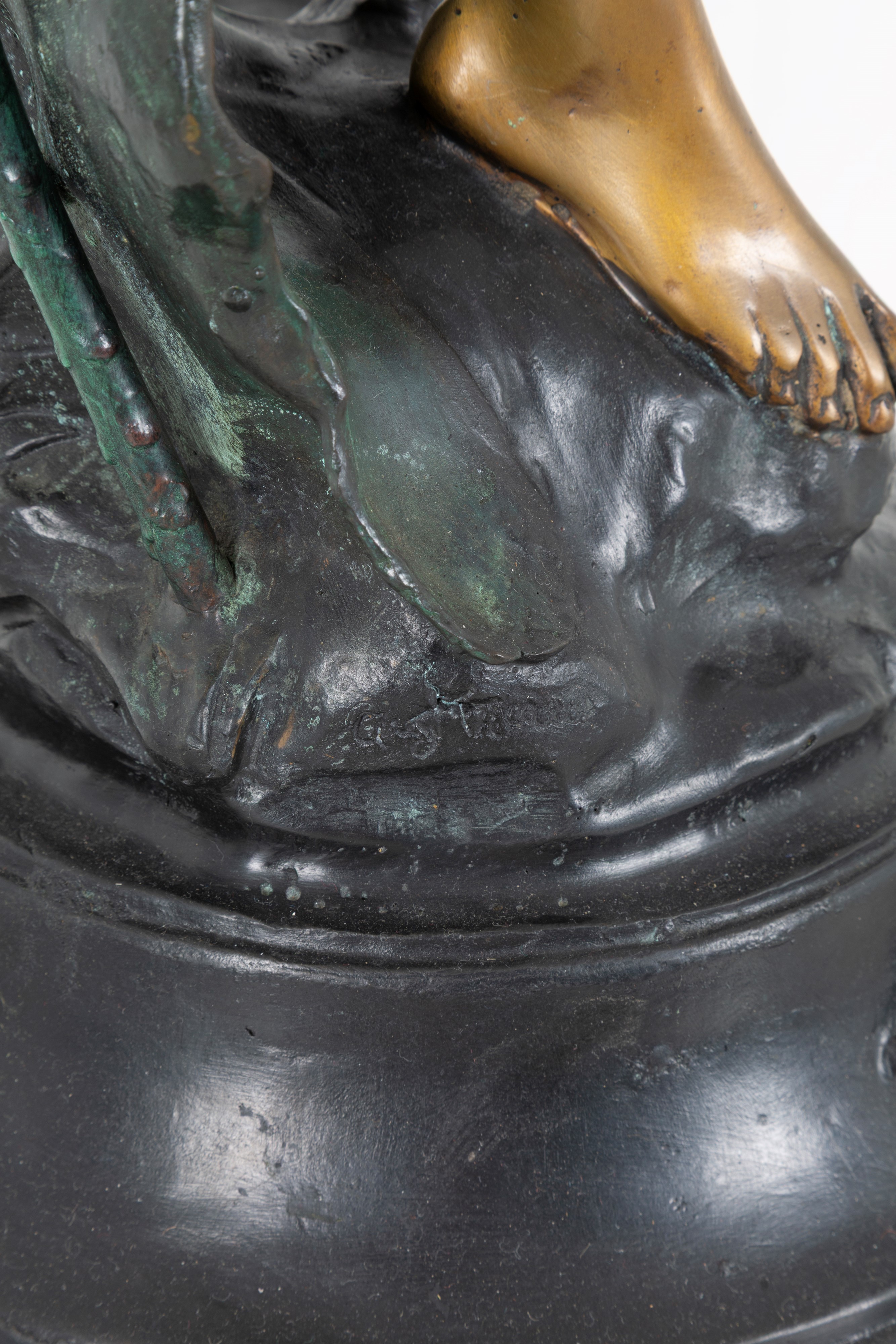 Auguste Moreau - Lampada-scultura a tre luci in bronzo patinato e vetro iridescente su base in ma...