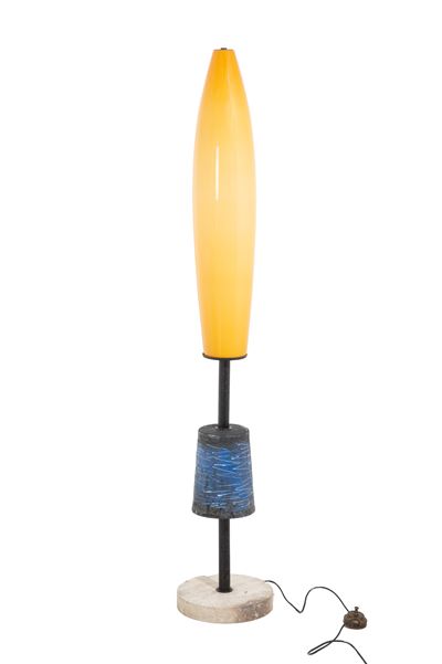 Lampada da terra in ferro, decori smaltati, vetro giallo e base in marmo