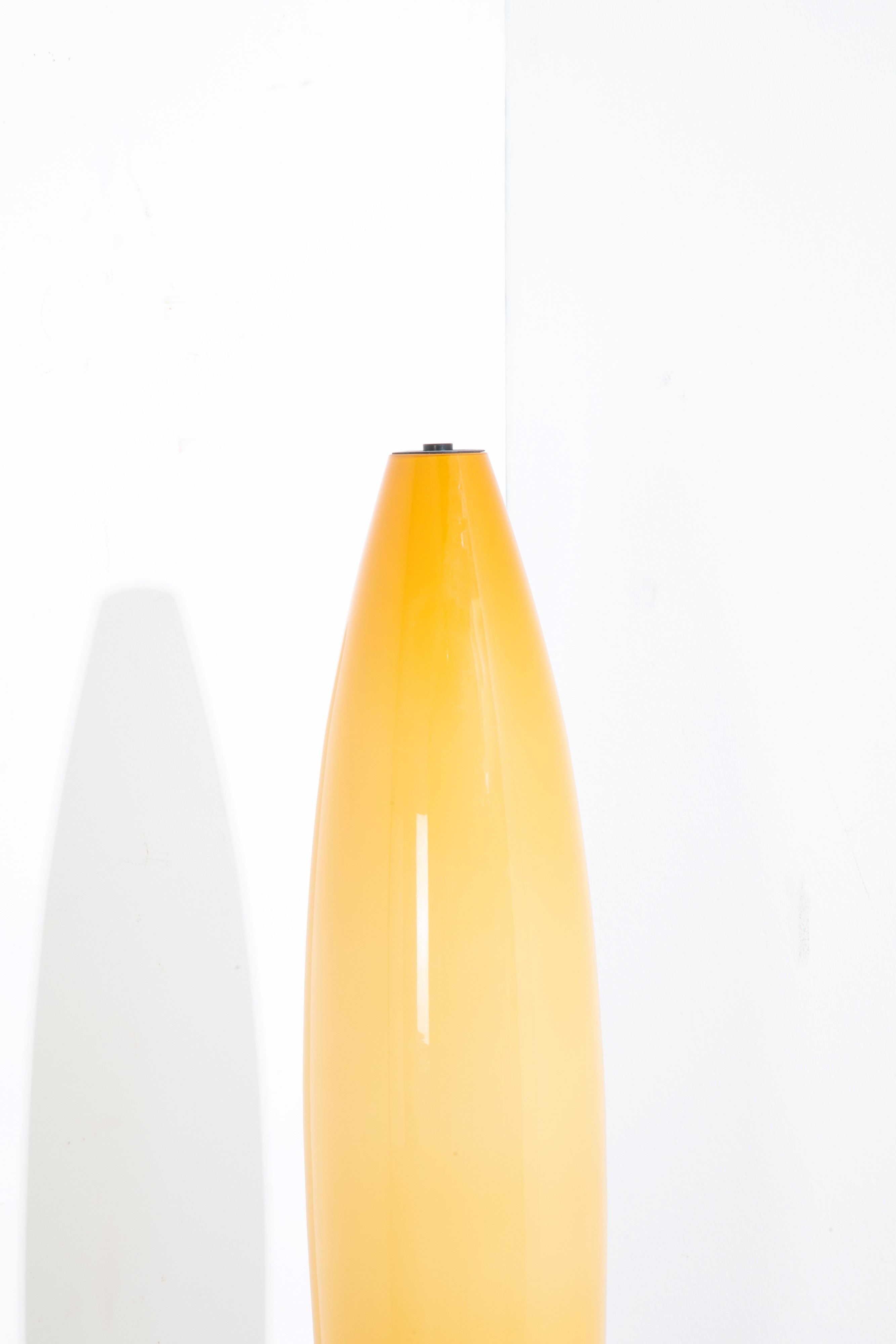 Marzio Cecchi - Lampada da terra in ferro, decori smaltati, vetro giallo e base in marmo