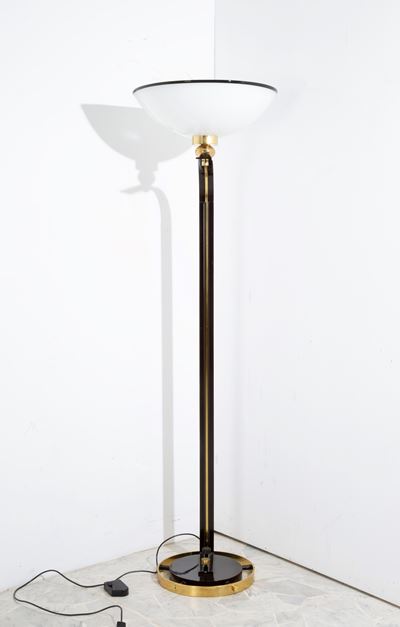 Lampada da terra in metallo verniciato nero, ottone e vetro, anni ’80 (ca.)