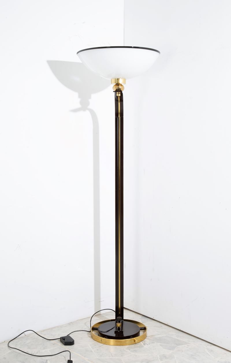 Marzio Cecchi - Lampada da terra in metallo verniciato nero, ottone e vetro, anni ’80 (ca.)