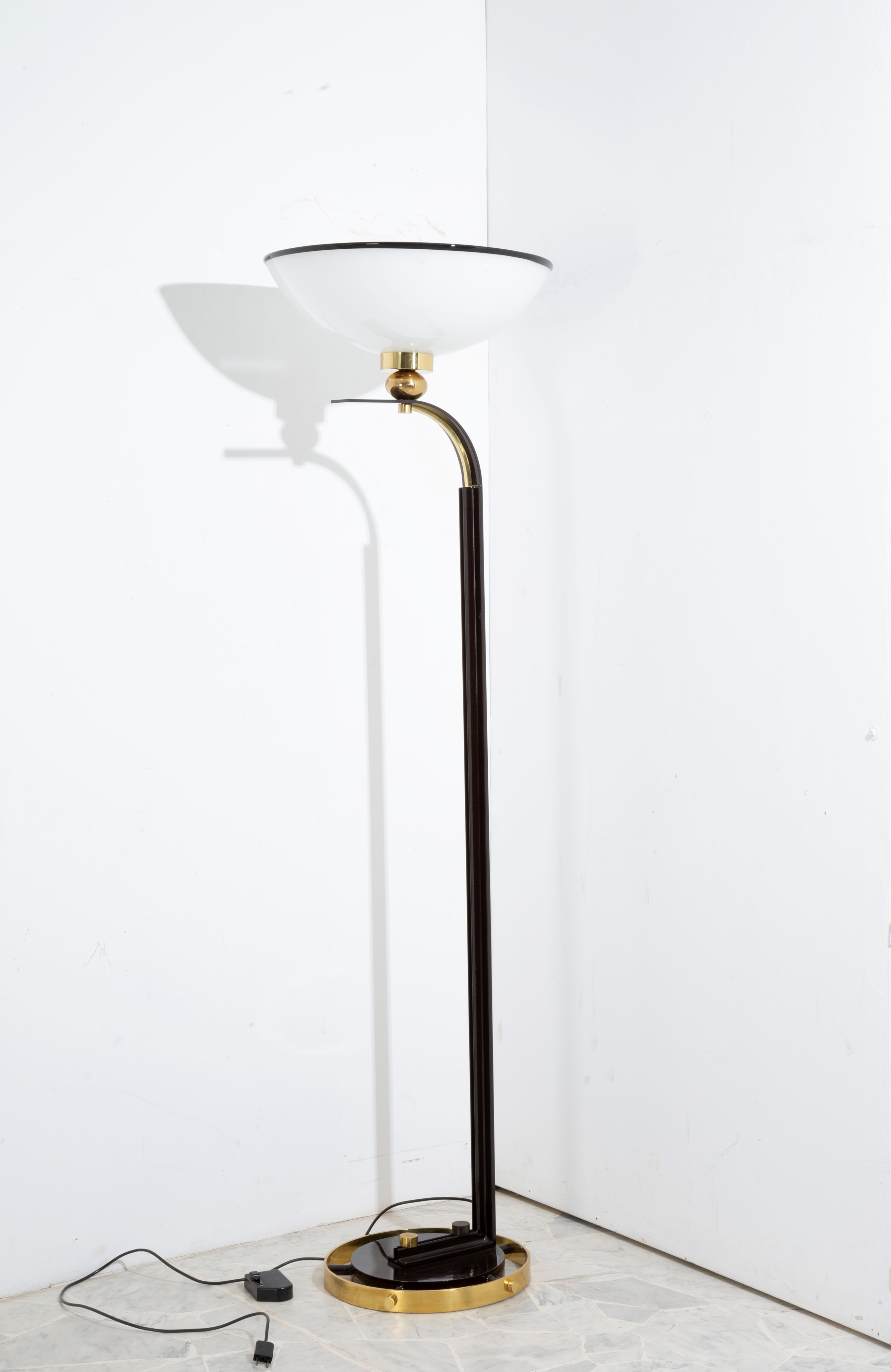 Marzio Cecchi - Lampada da terra in metallo verniciato nero, ottone e vetro, anni ’80 (ca.)
