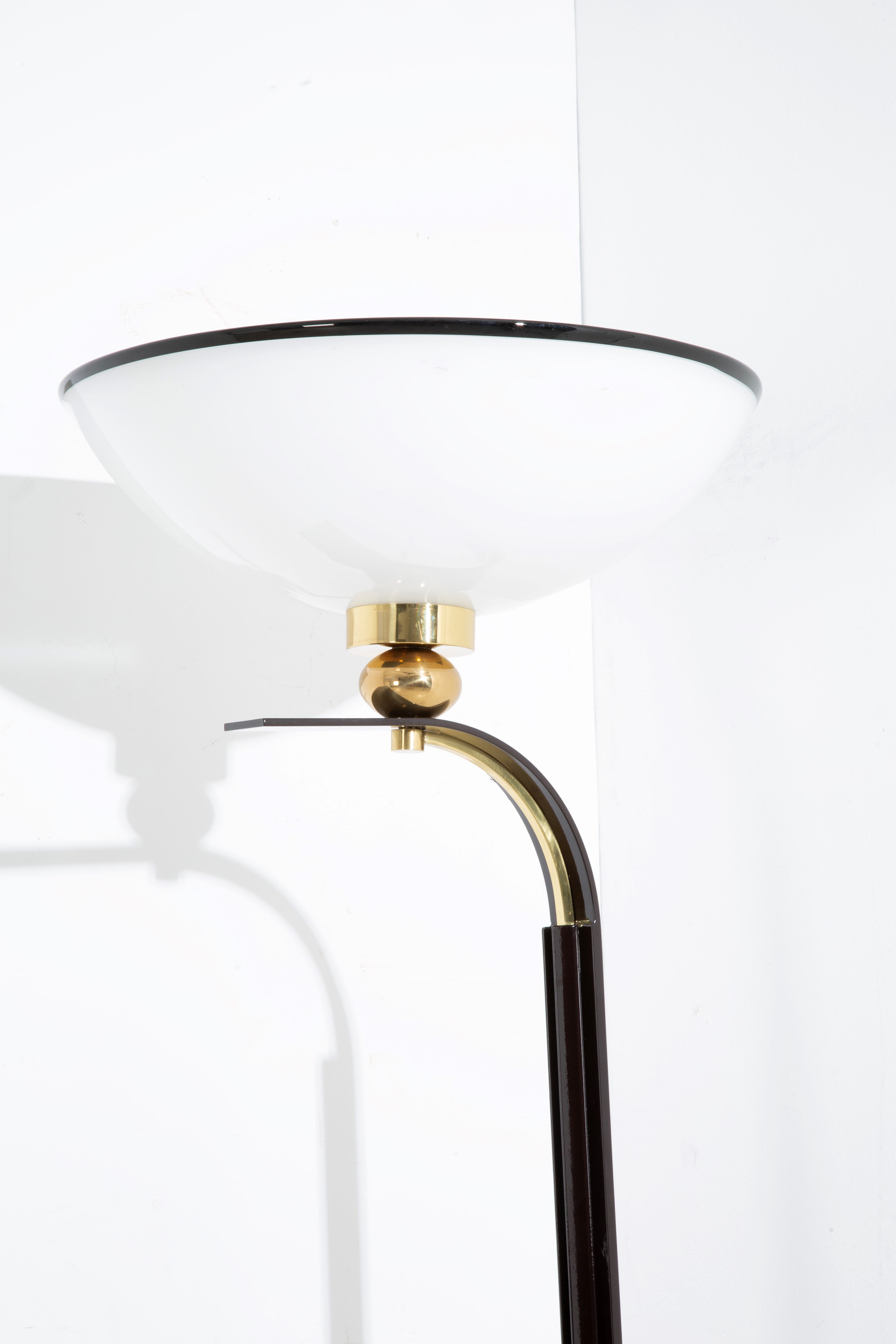 Marzio Cecchi - Lampada da terra in metallo verniciato nero, ottone e vetro, anni ’80 (ca.)