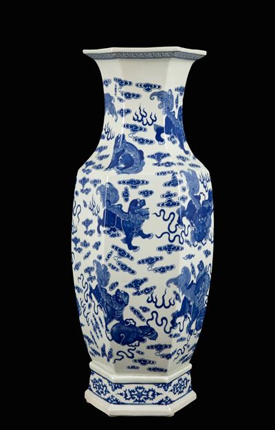 Grande vaso, ceramica bianca e blu decorata con cani di Fo (Cina)