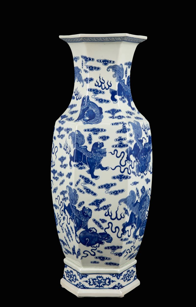 Grande vaso, ceramica bianca e blu decorata con cani di Fo (Cina)