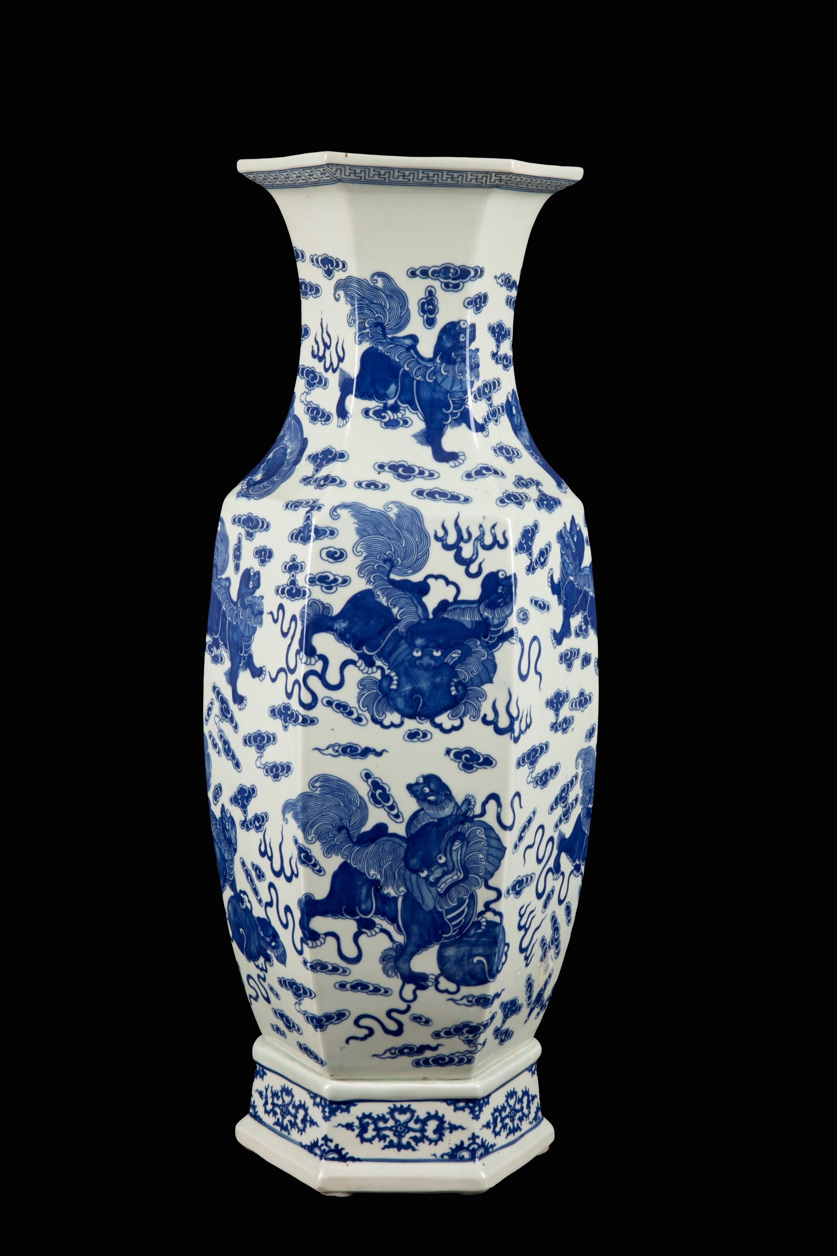 Grande vaso, ceramica bianca e blu decorata con cani di Fo (Cina)