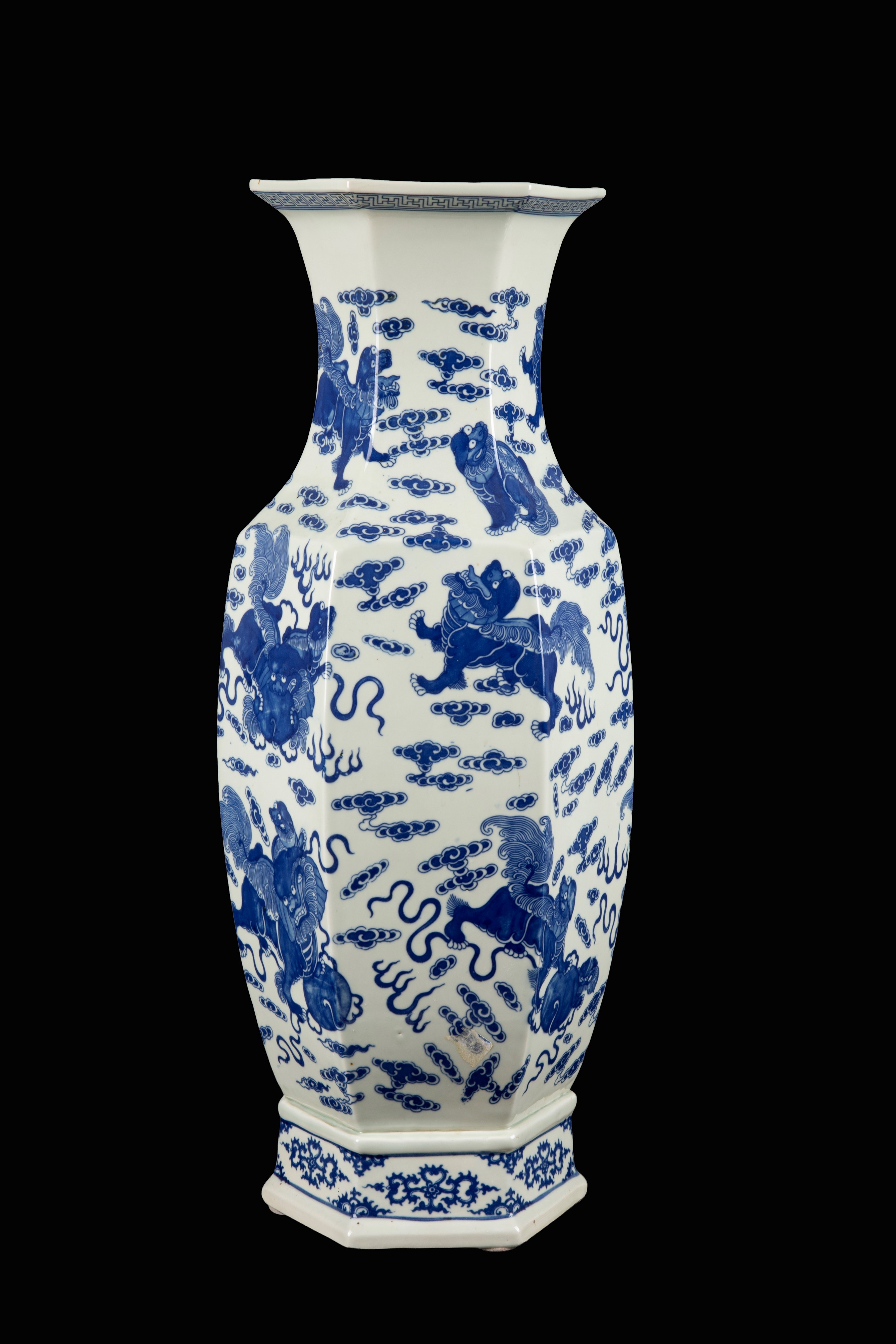 Grande vaso, ceramica bianca e blu decorata con cani di Fo (Cina)