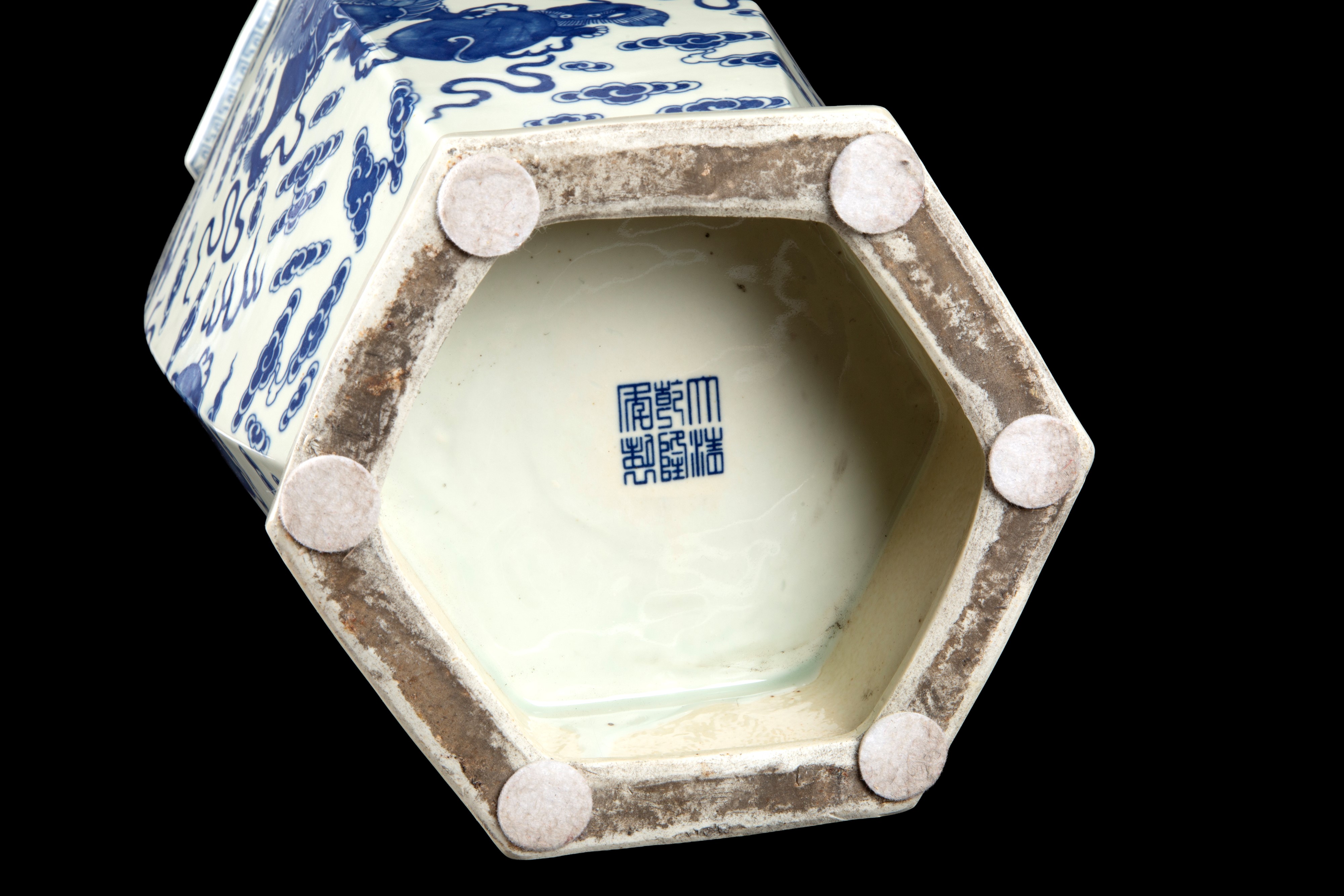 Grande vaso, ceramica bianca e blu decorata con cani di Fo (Cina)