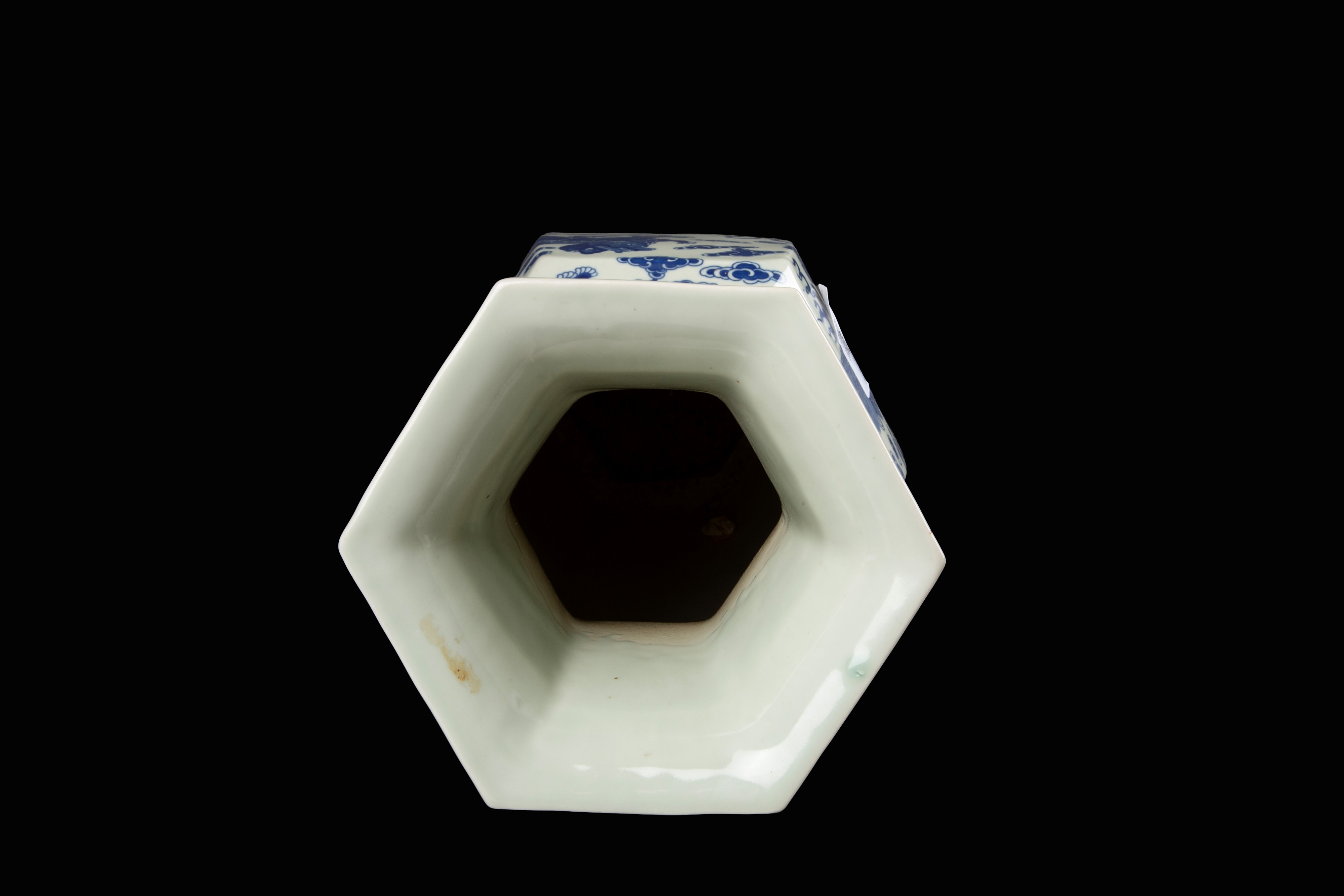 Grande vaso, ceramica bianca e blu decorata con cani di Fo (Cina)