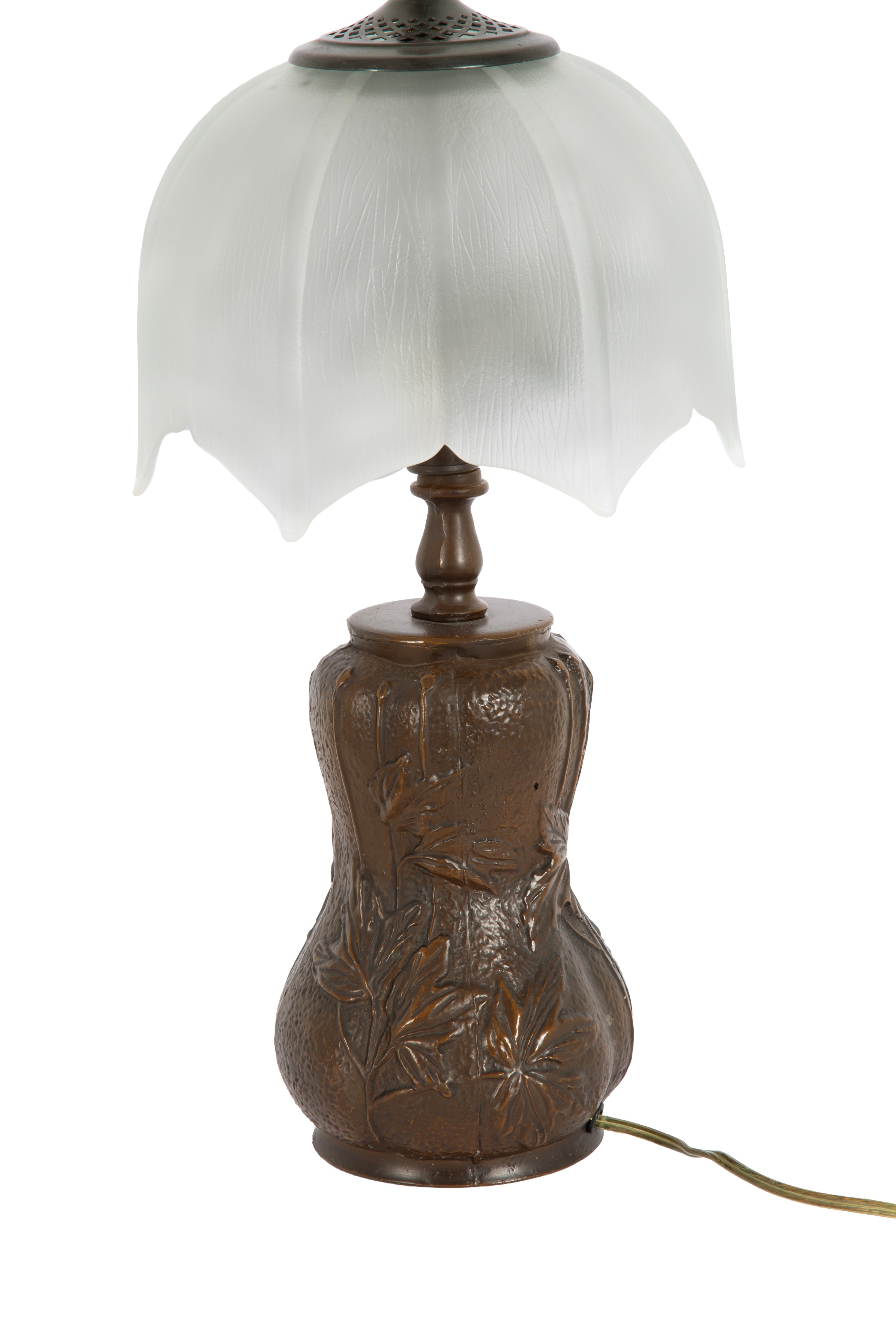 Lampada a due luci, in rame sbalzato e paralume in vetro satinato (inizio XX secolo)