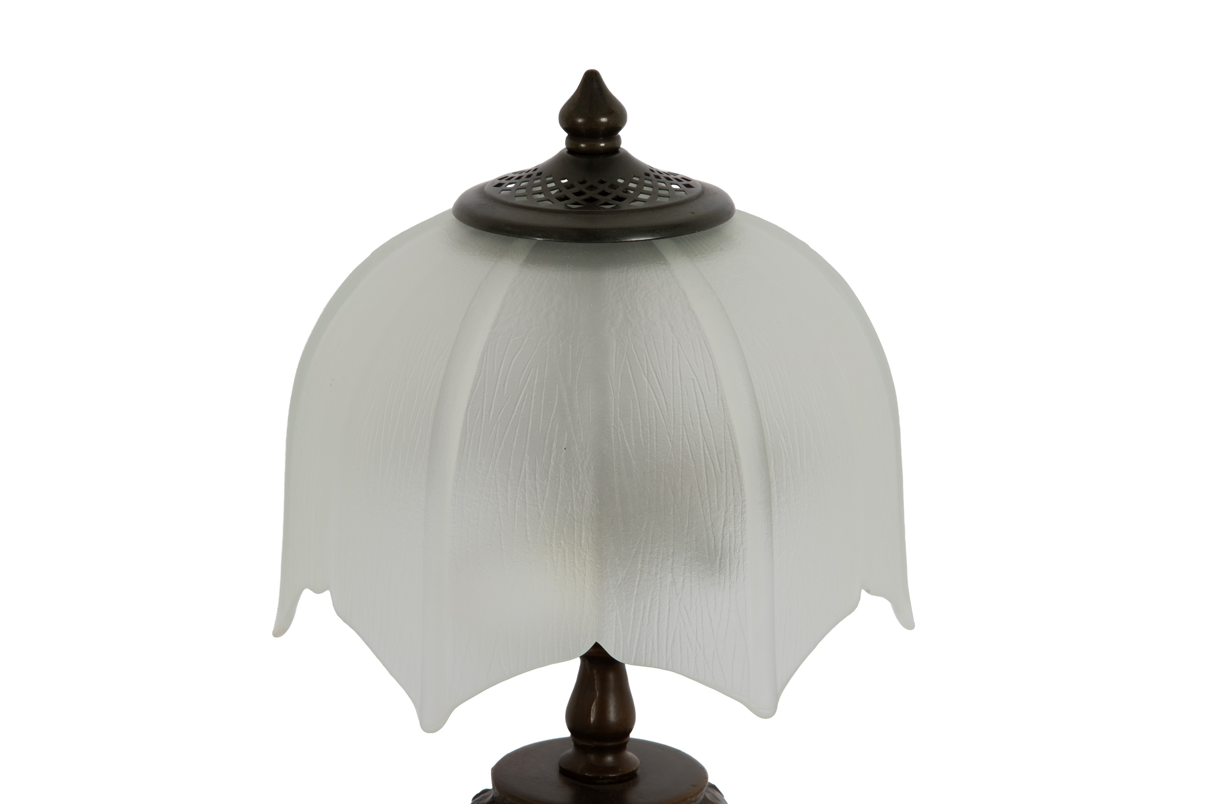 Lampada a due luci, in rame sbalzato e paralume in vetro satinato (inizio XX secolo)