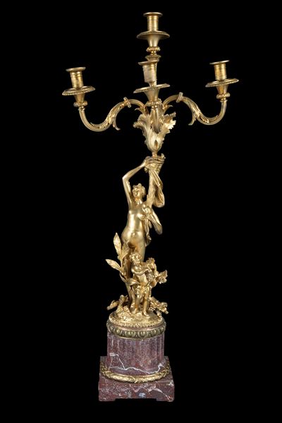Candelabro a quattro fiamme con figura femminile e bambino, base in marmo rosso, fine XIX secolo