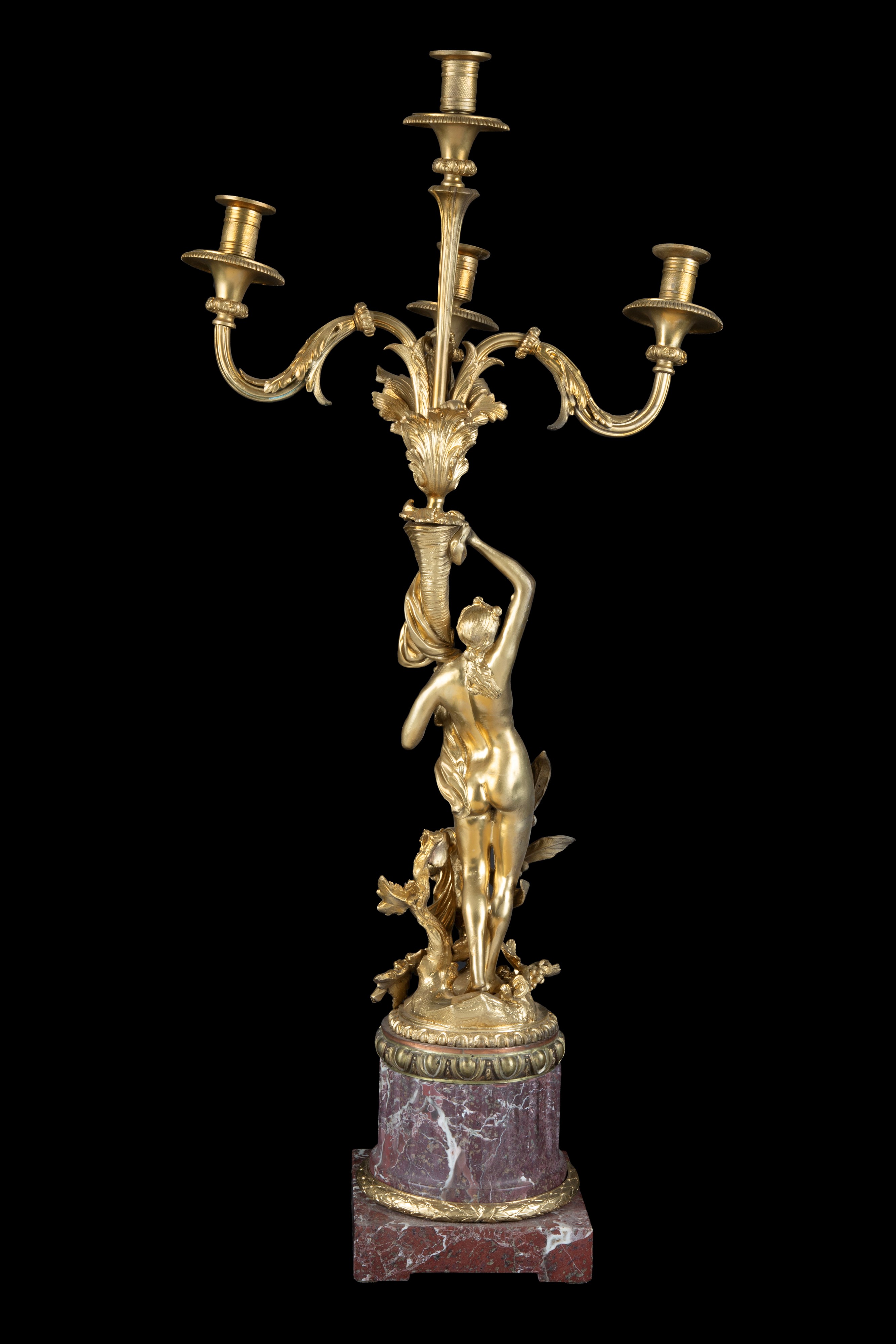 Candelabro a quattro fiamme con figura femminile e bambino, base in marmo rosso, fine XIX secolo