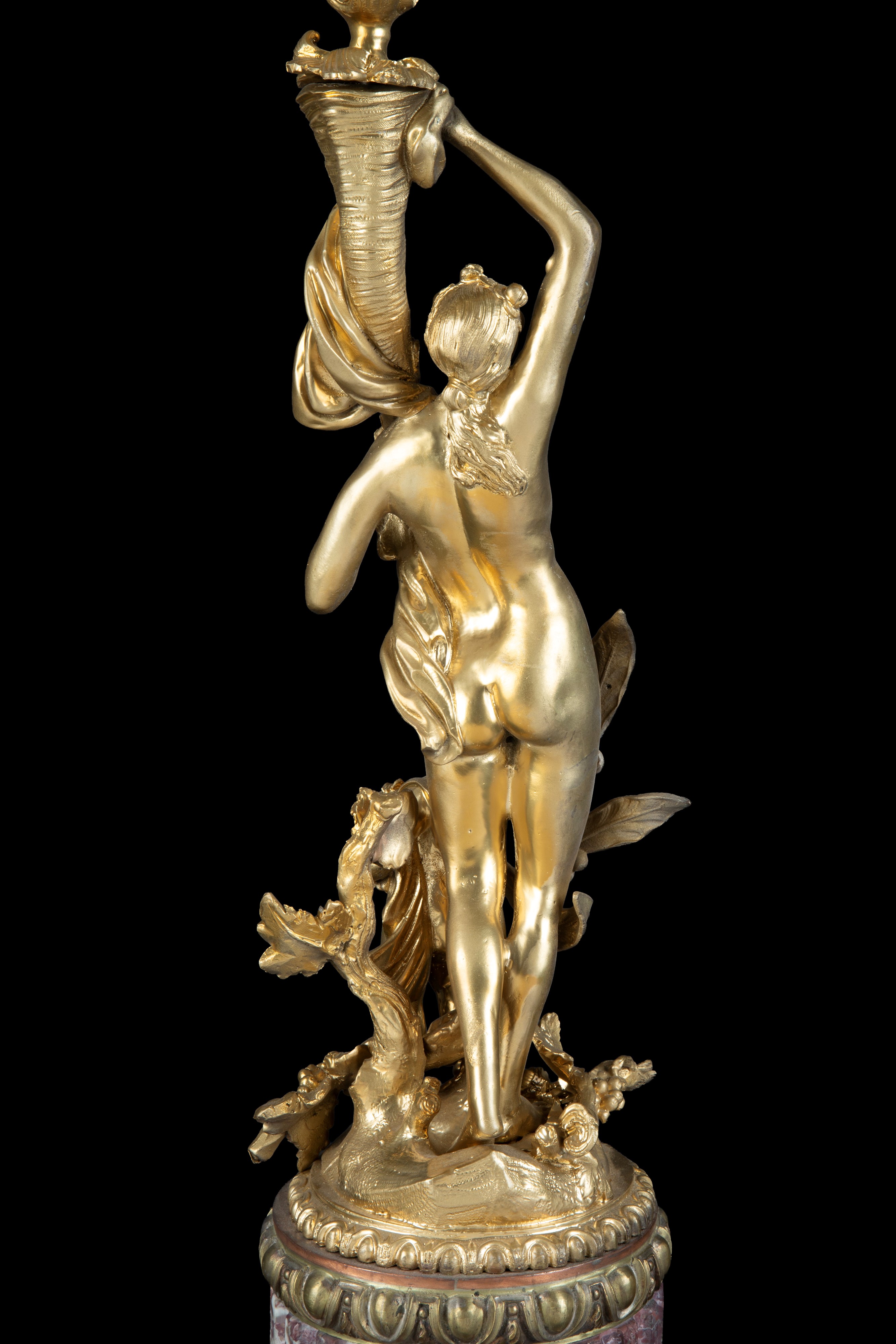 Candelabro a quattro fiamme con figura femminile e bambino, base in marmo rosso, fine XIX secolo