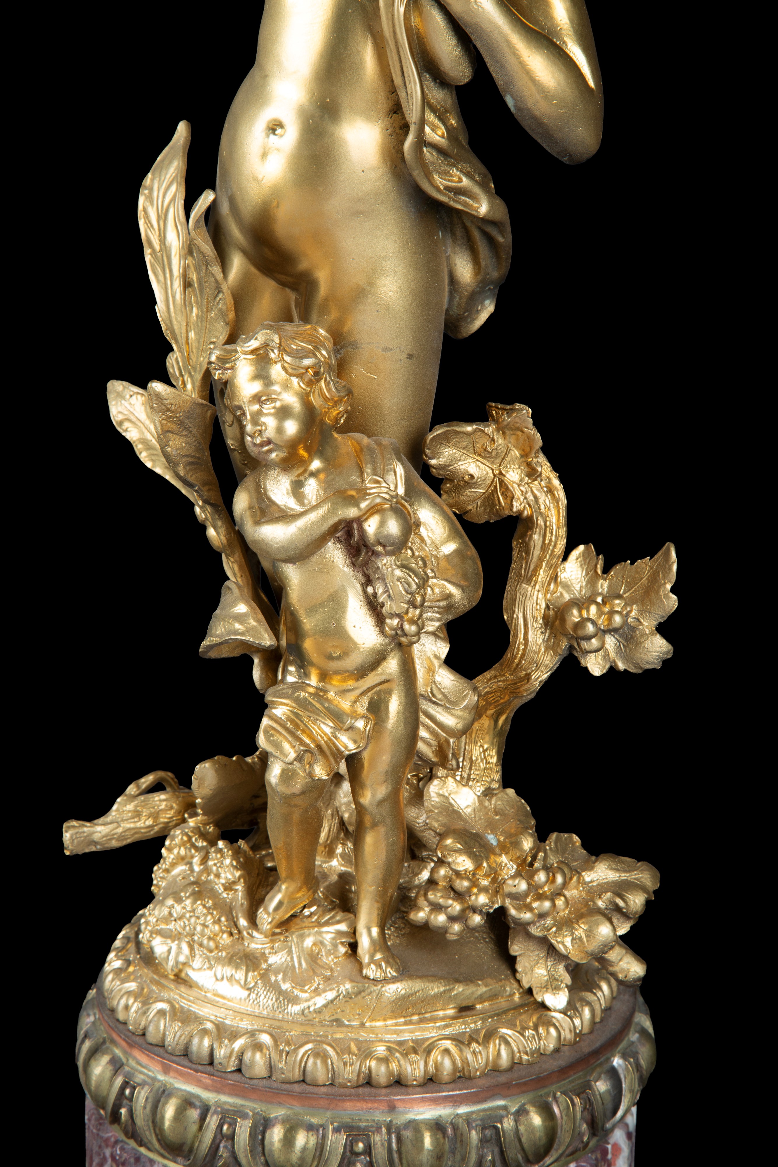 Candelabro a quattro fiamme con figura femminile e bambino, base in marmo rosso, fine XIX secolo
